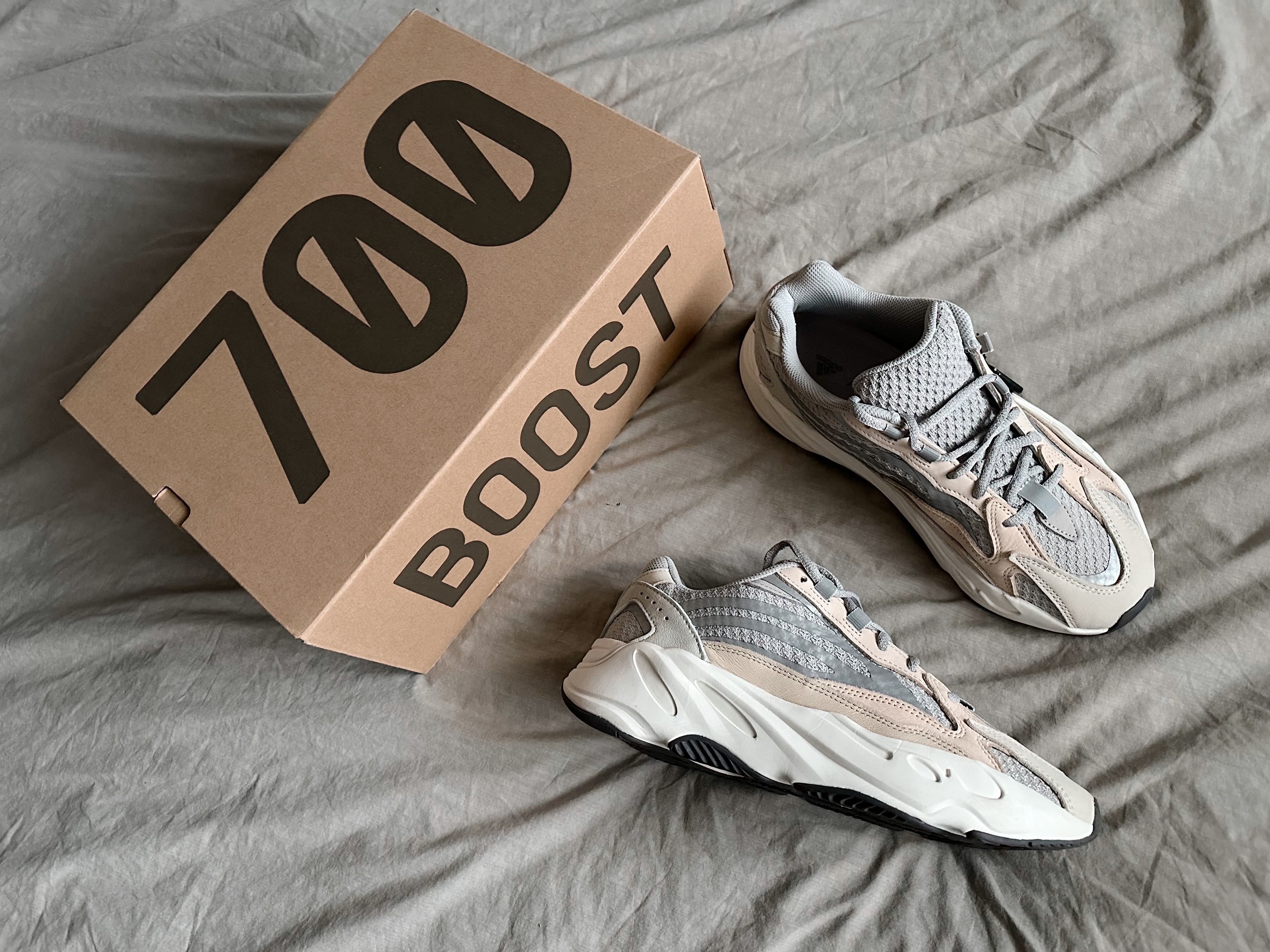 Adidas Yeezy Boost 700 V2 Cream 착용 스타일