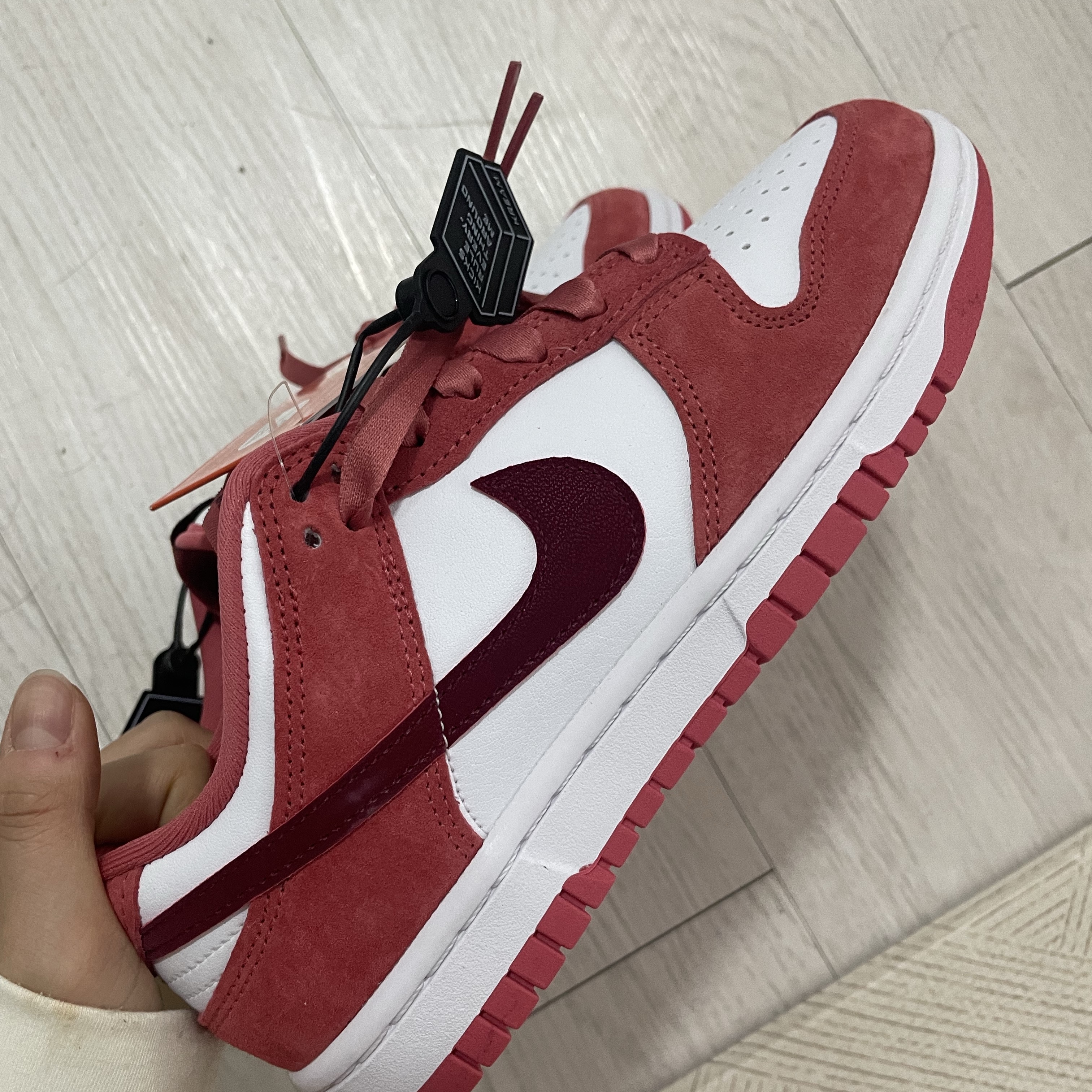 (W) Nike Dunk Low Valentine Day White Adobe 착용 스타일