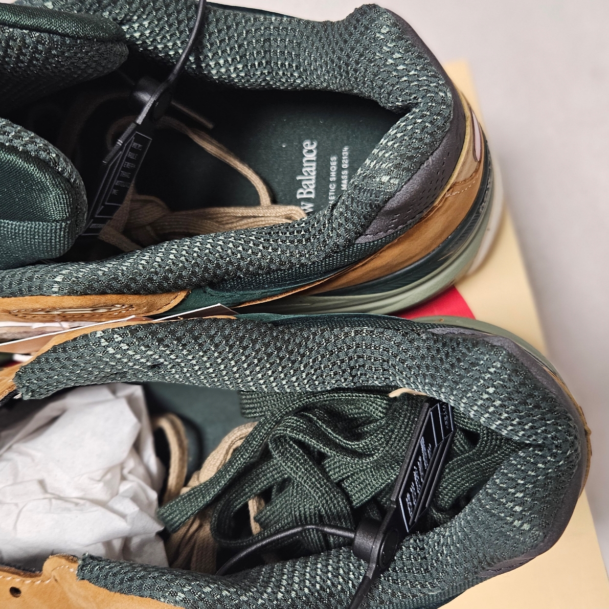 New Balance 990v3 Made in USA Tan Green 착용 스타일 - 1