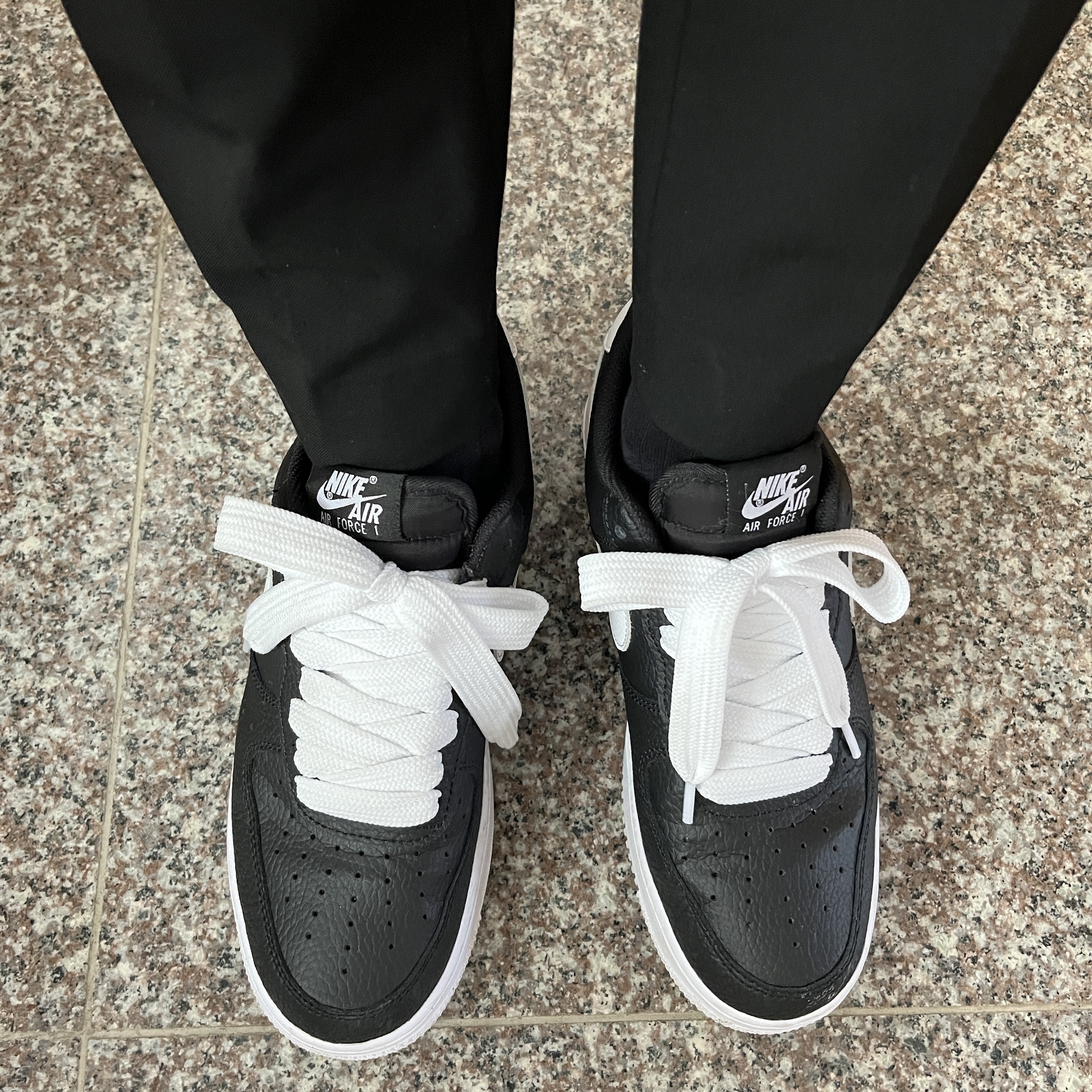 Nike Air Force 1 '07 Black White 착용 스타일 - 2