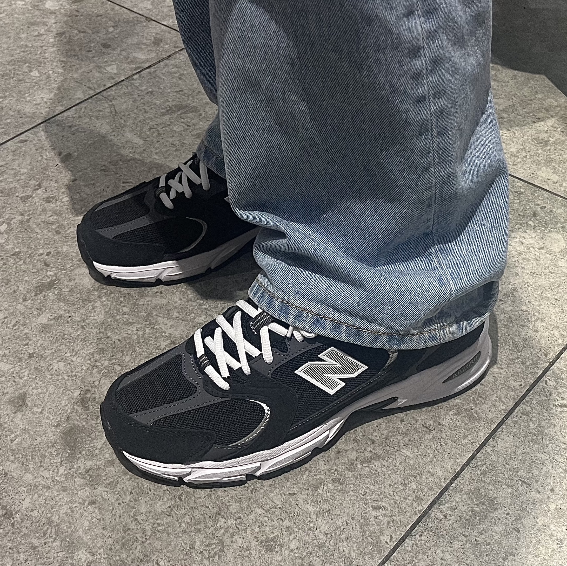 New Balance 530 Classic Black 착용 스타일 - 2