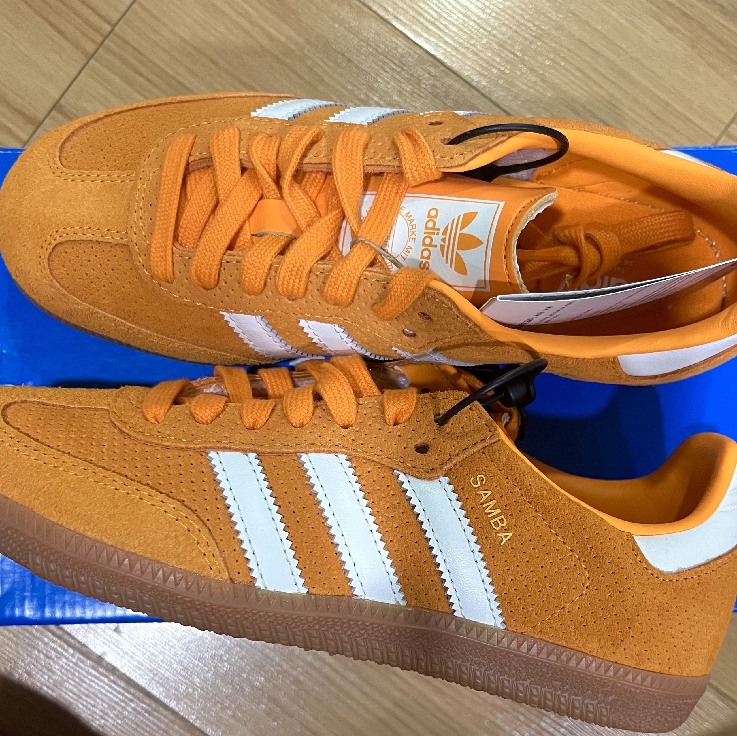 Adidas Samba OG Orange Rush 착용 스타일
