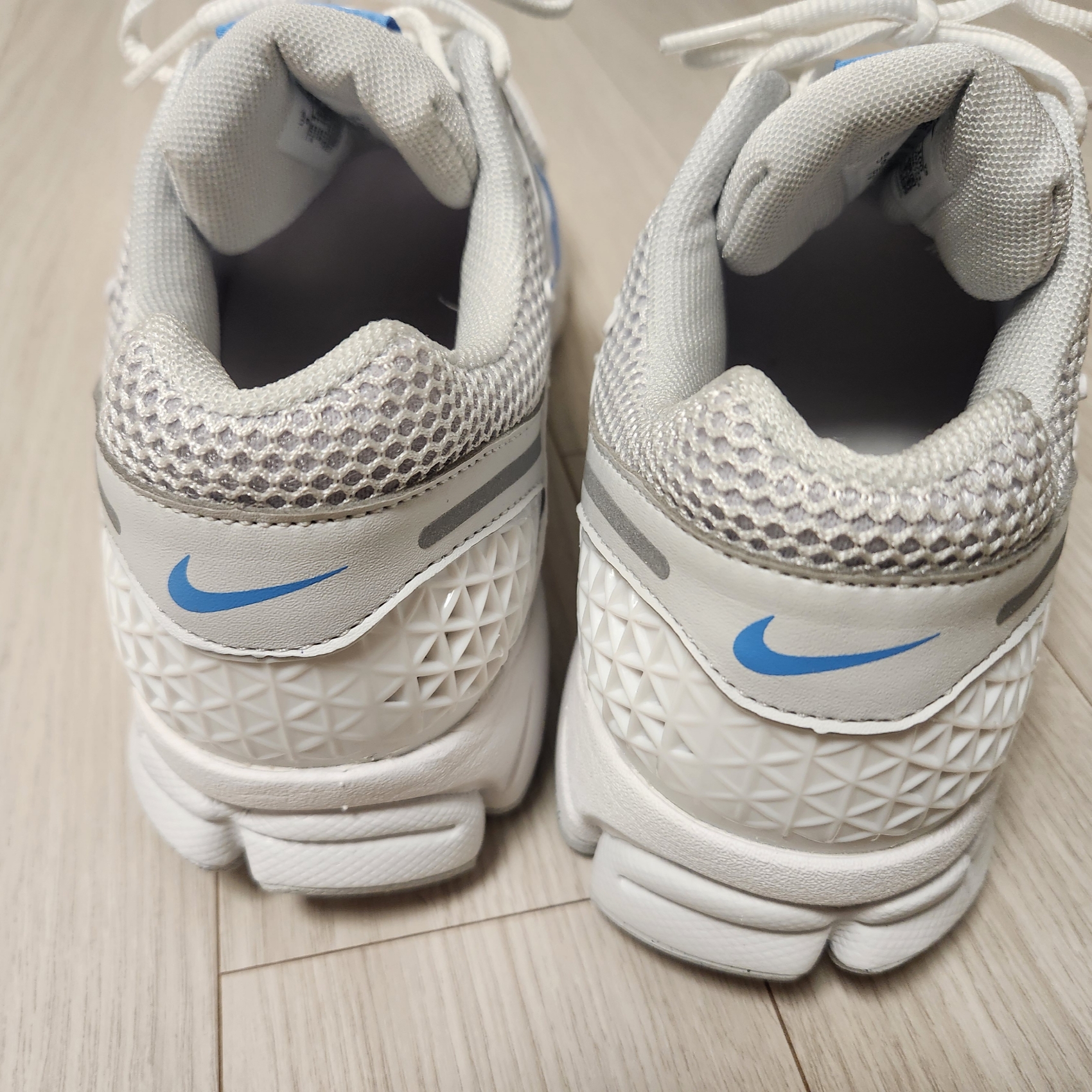 Nike Zoom Vomero 5 Photon Dust and University Blue 착용 스타일 - 5