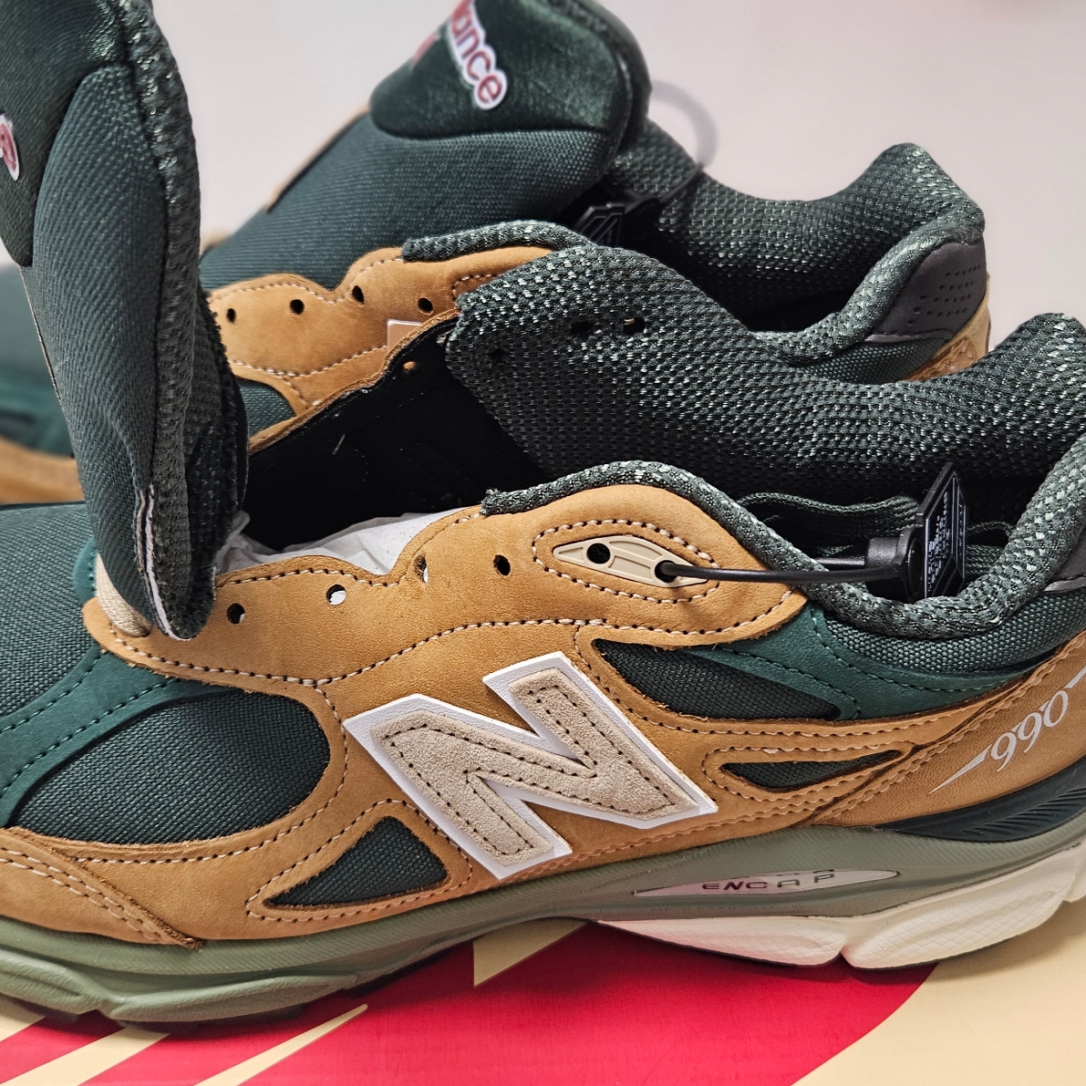 New Balance 990v3 Made in USA Tan Green 착용 스타일 - 2