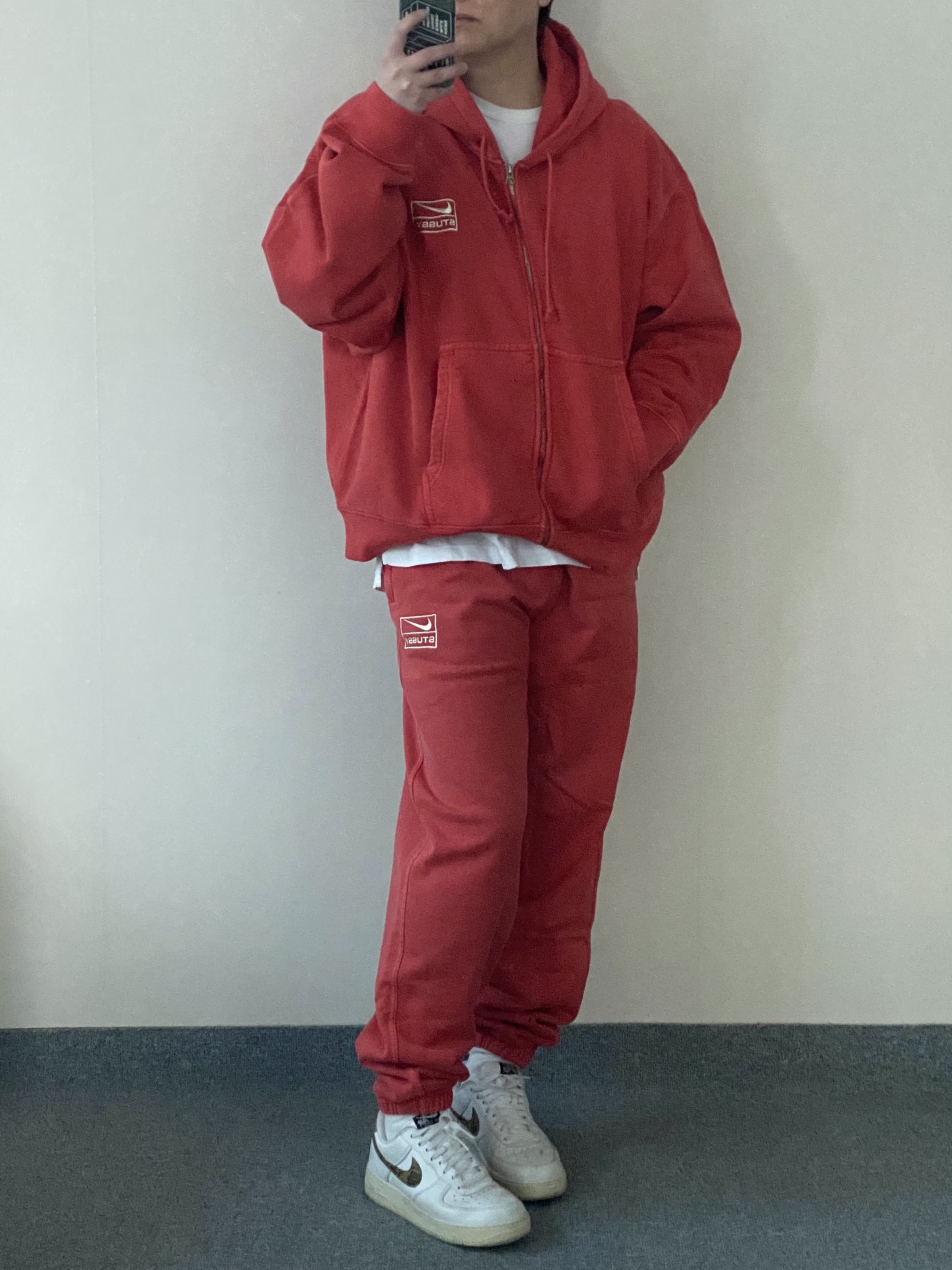 Nike x Stussy Full Zip Pigment Dyed Fleece Hoodie Habanero Red (FJ9161-642), Nike x Stussy Pigment Dyed Fleece Pants Habanero Red (FJ9158-642) 착용 스타일