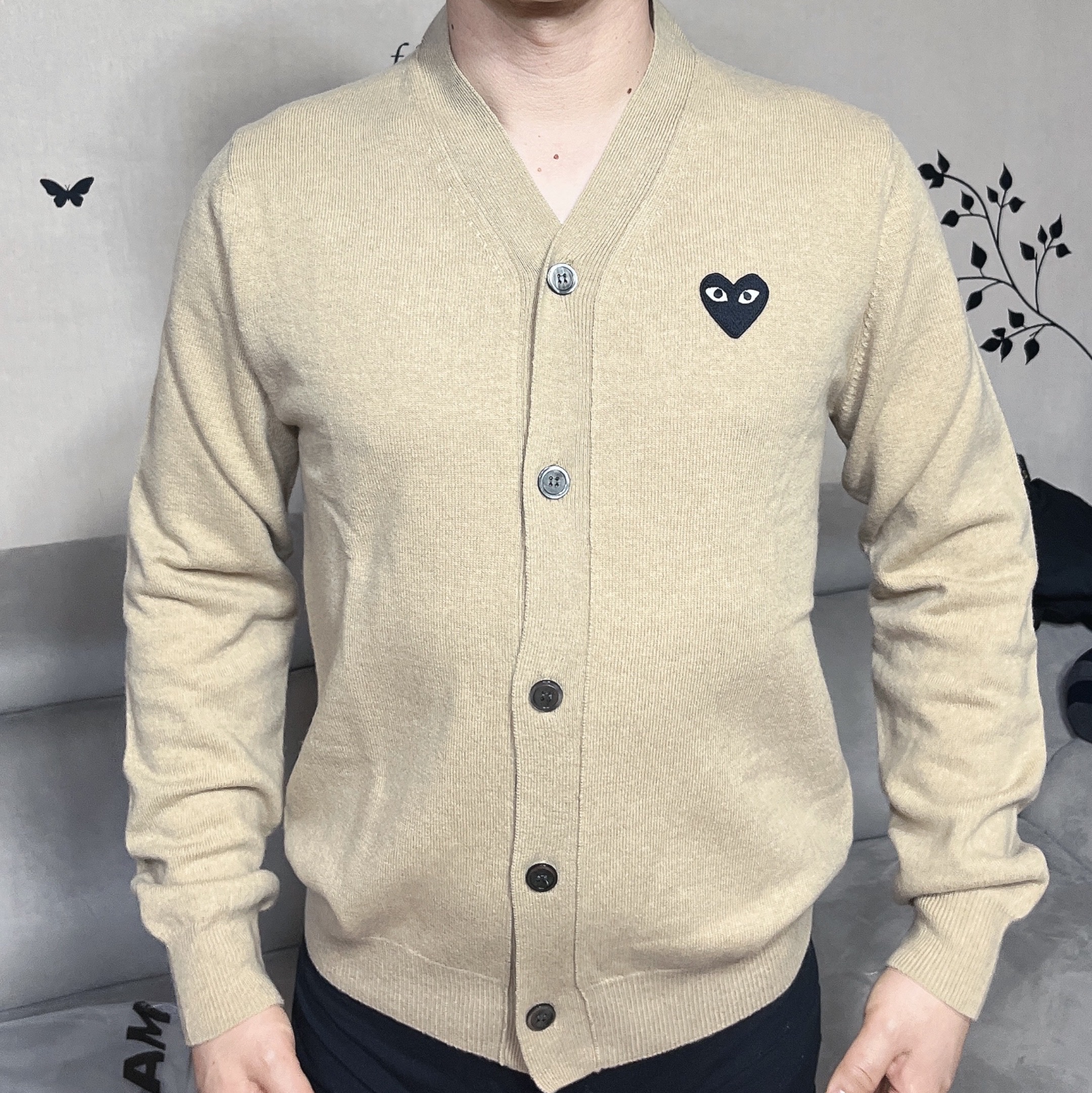 Play Comme des Garcons Black Heart Knit Cardigan Beige 착용 스타일
