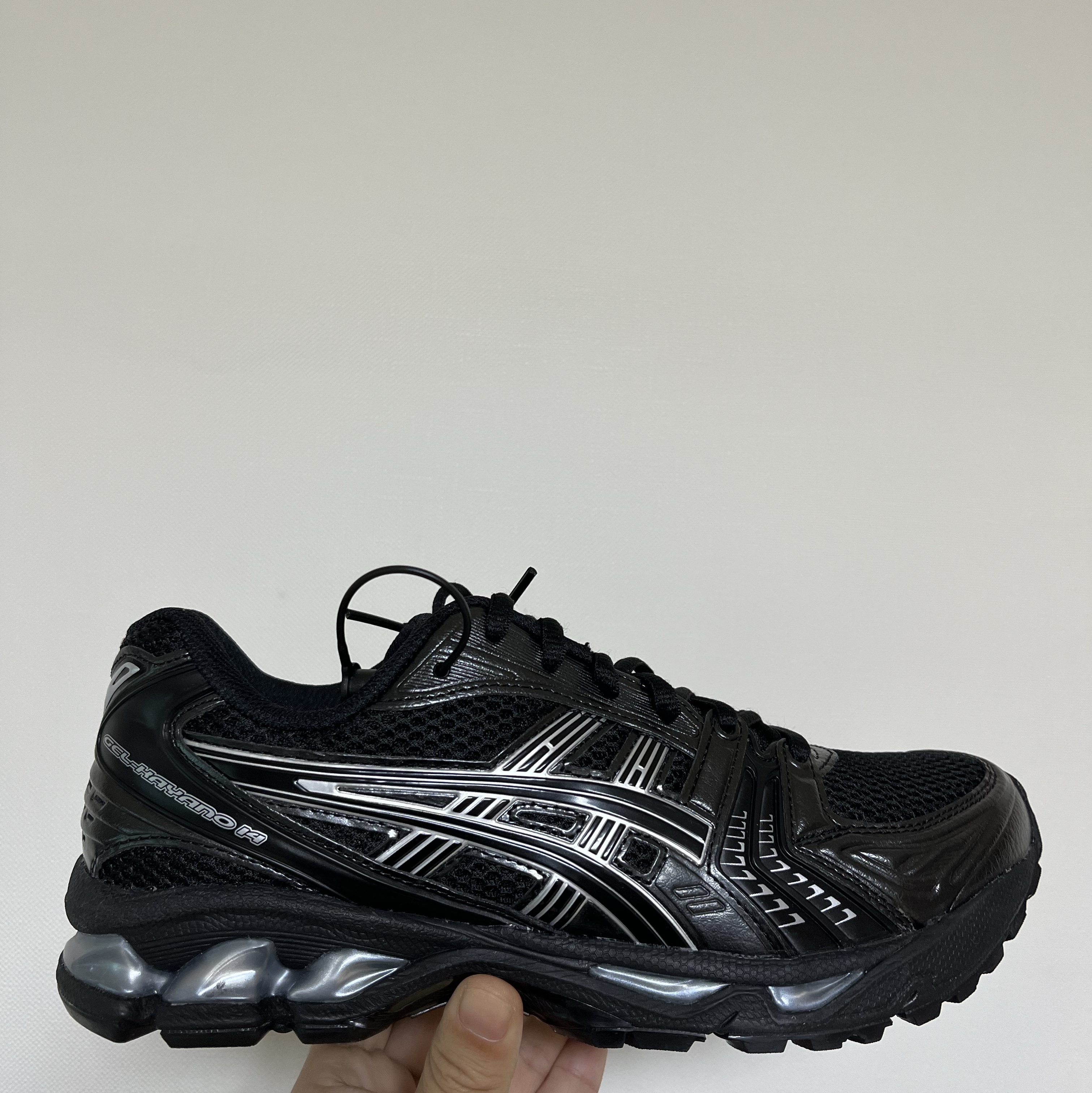 Asics Gel-Kayano 14 Black Pure Silver 착용 스타일 - 1