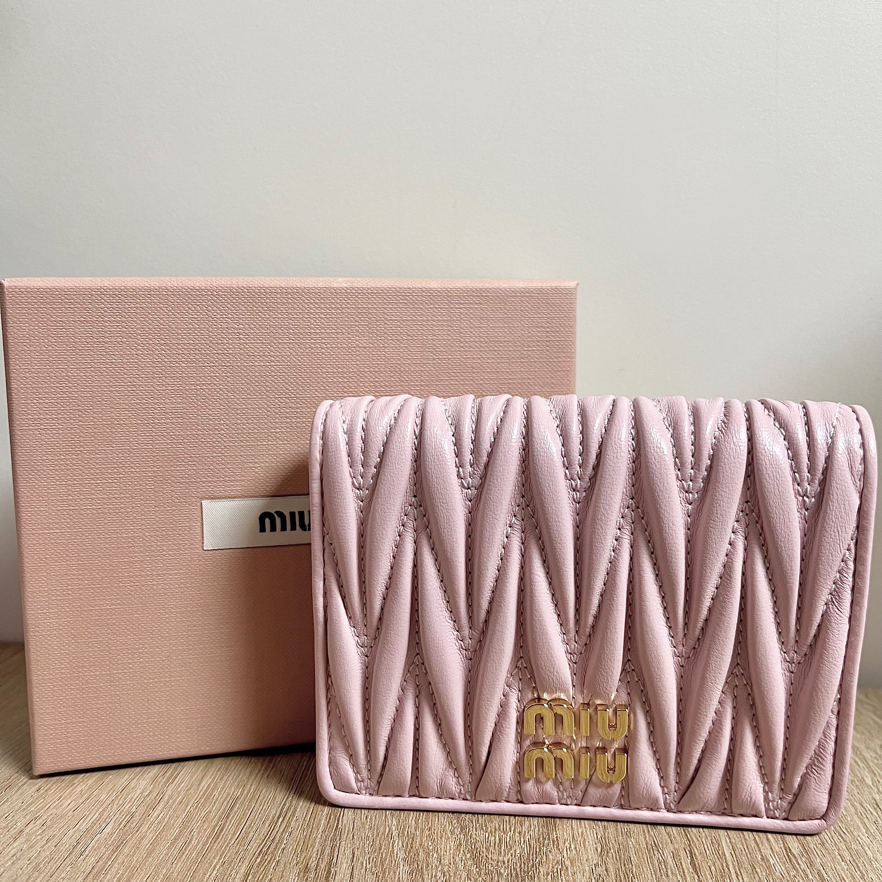 Miu Miu Matelasse Nappa Leather Wallet Alabaster Pink 착용 스타일