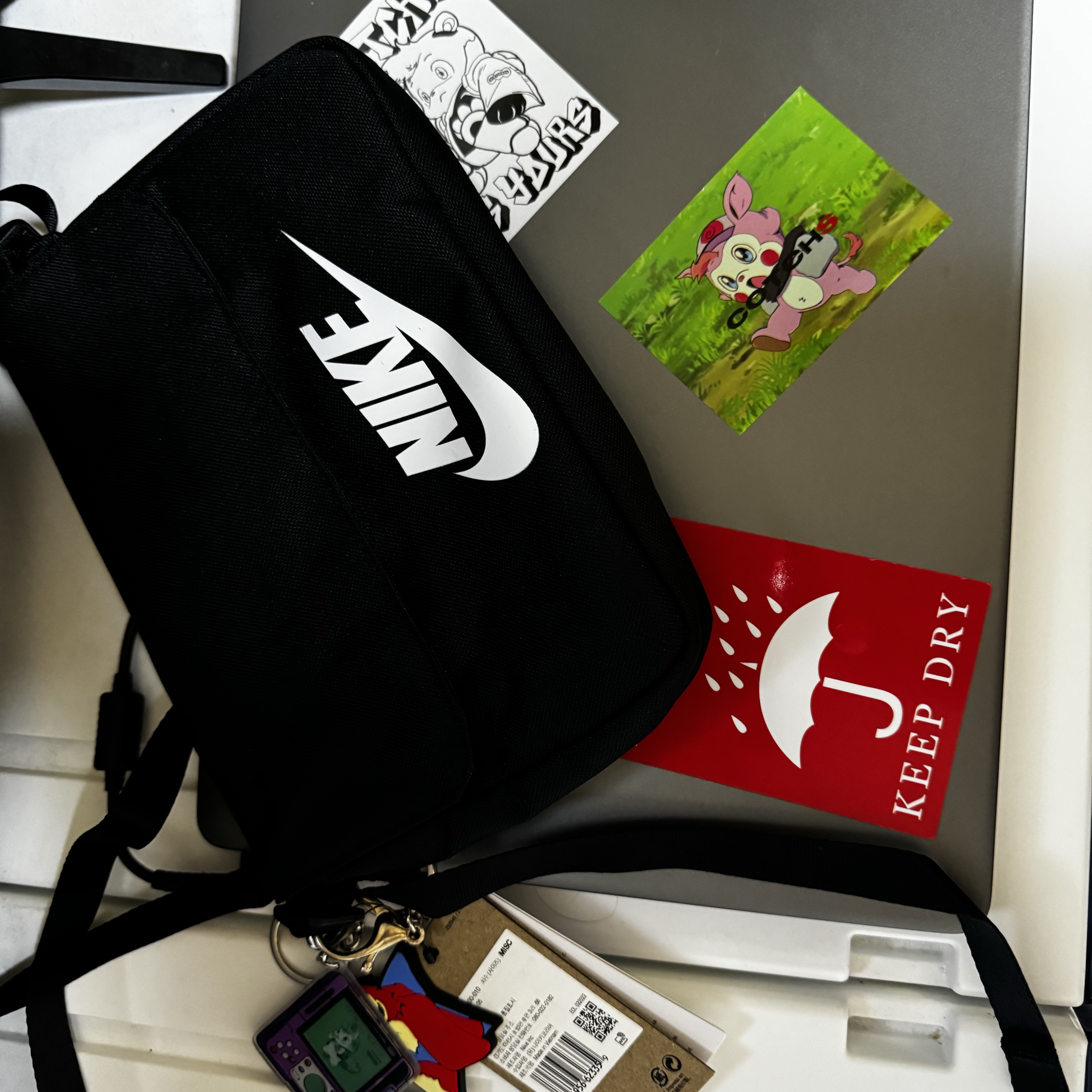 Nike NSW Futura 365 Crossbody Bag 3L Black, Cotchs Hungry Dog Keyring 착용 스타일
