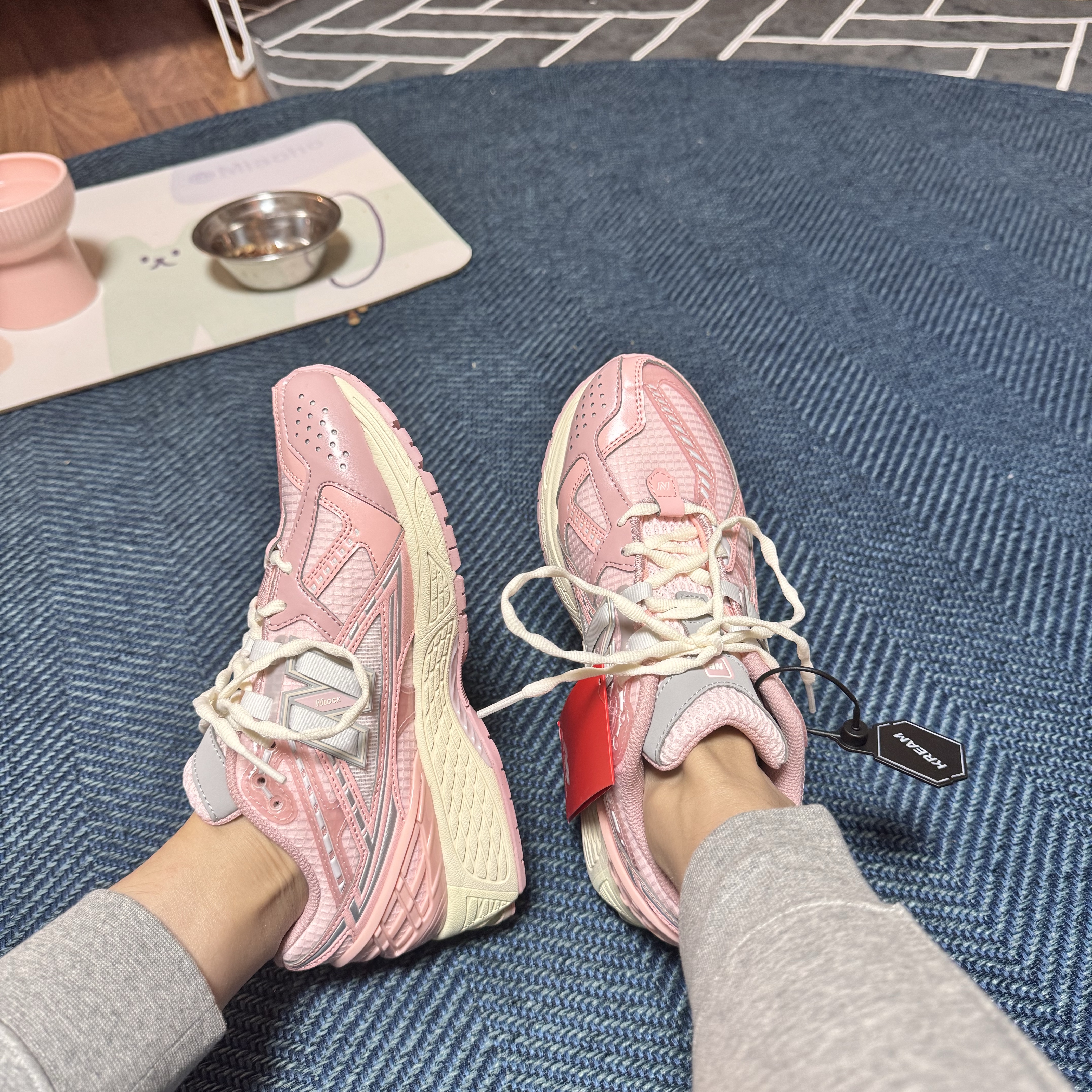 New Balance 1906R Lunar New Year Pink 착용 스타일