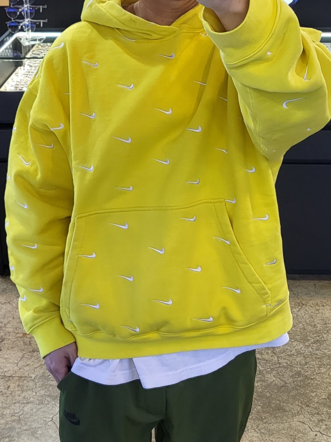 Nike NRG Swoosh Logo Hoodie Chrome Yellow 착용 스타일