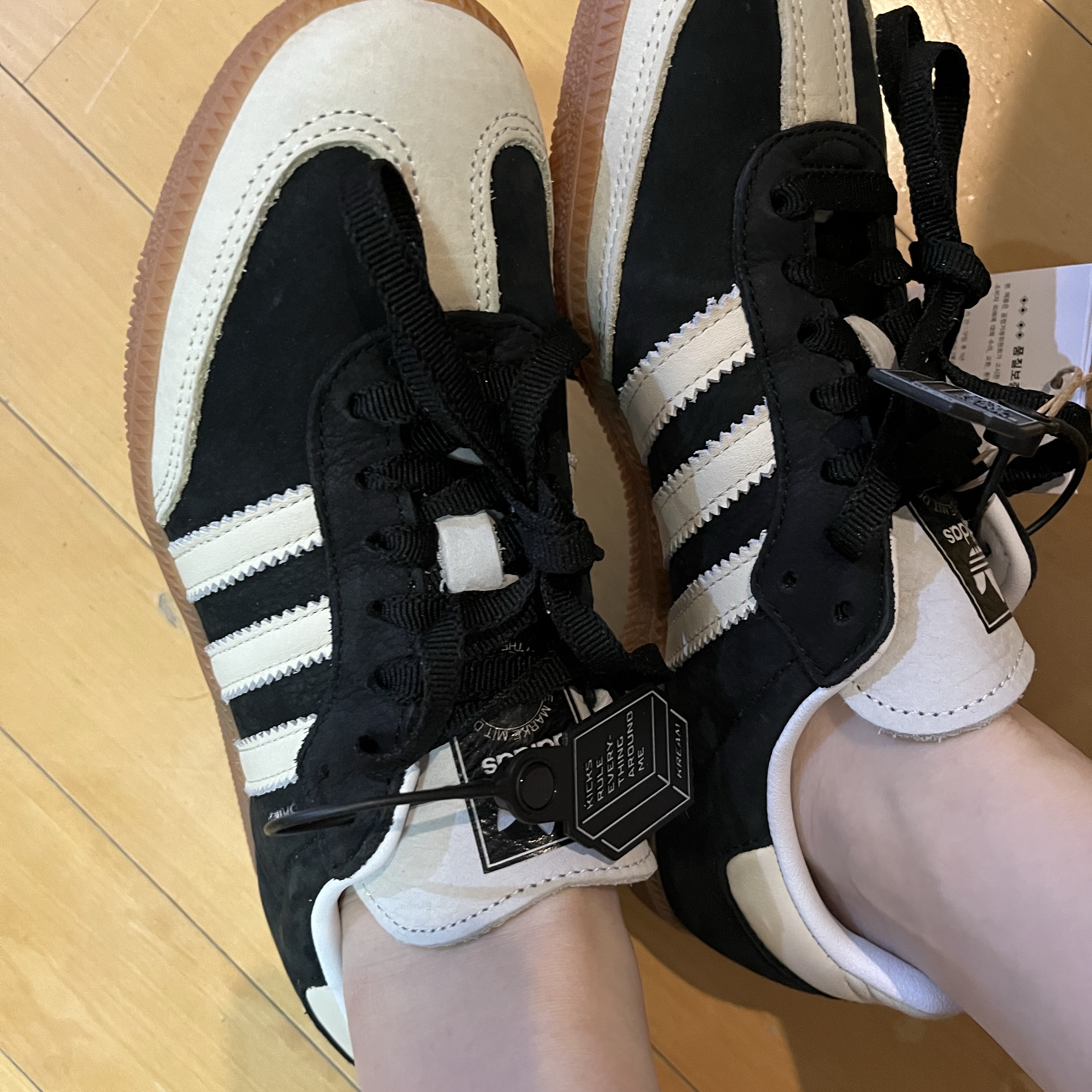 (W) Adidas Samba OG Core Black Wonder White 착용 스타일 - 1