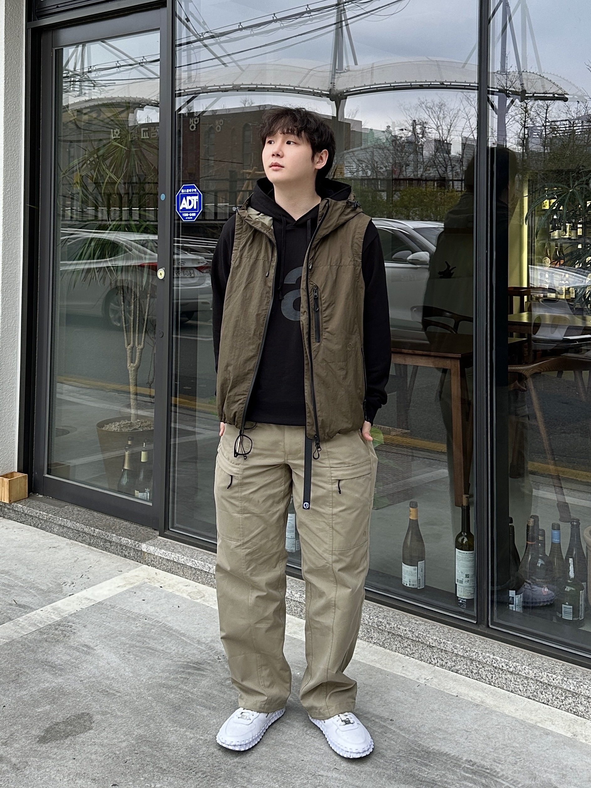 Nike x Jacquemus J Force 1 Low LX SP White, [KREAM 단독] Safarispot Basic Safari Hoodie Black 착용 스타일 - 2