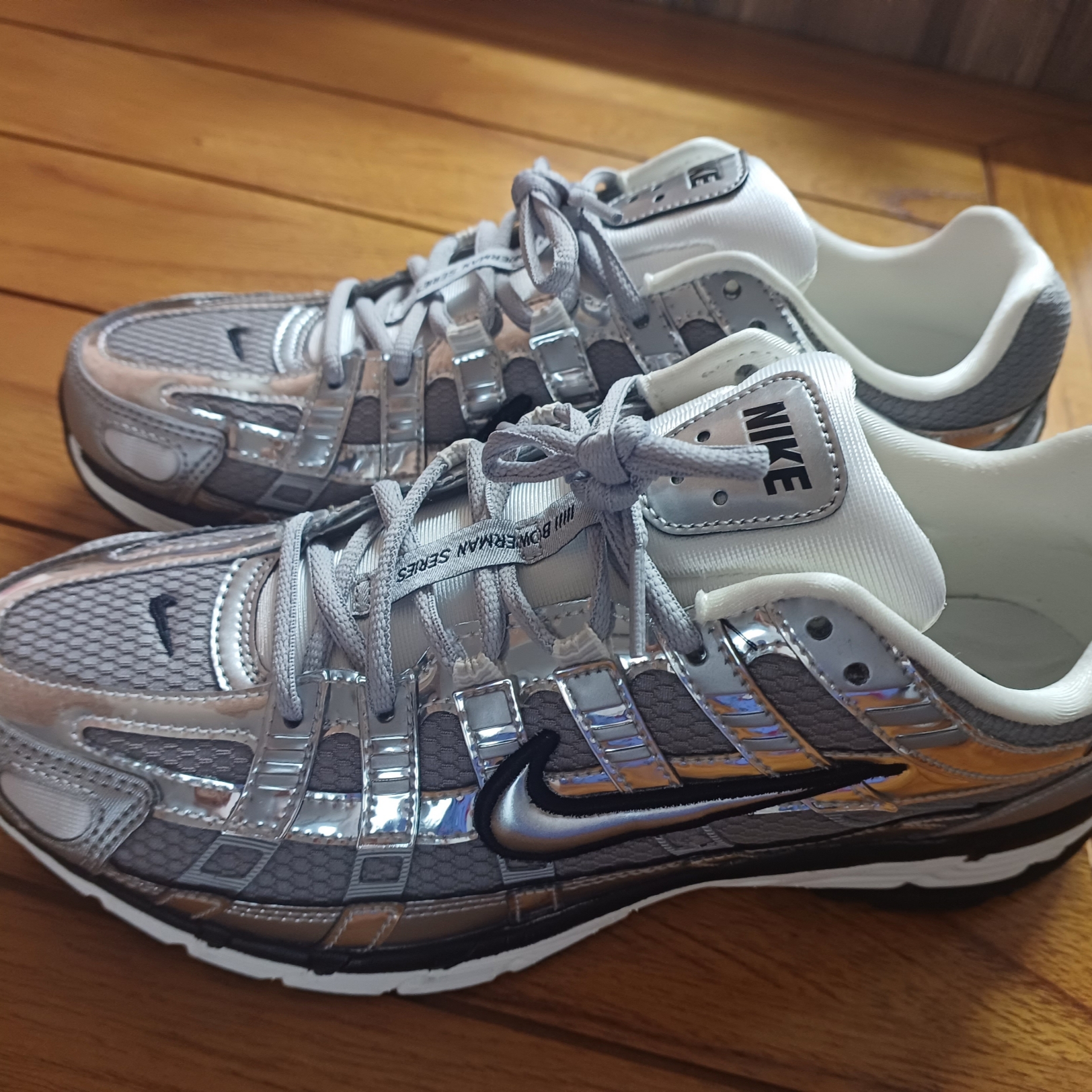 Nike P-6000 Metallic Silver 착용 스타일