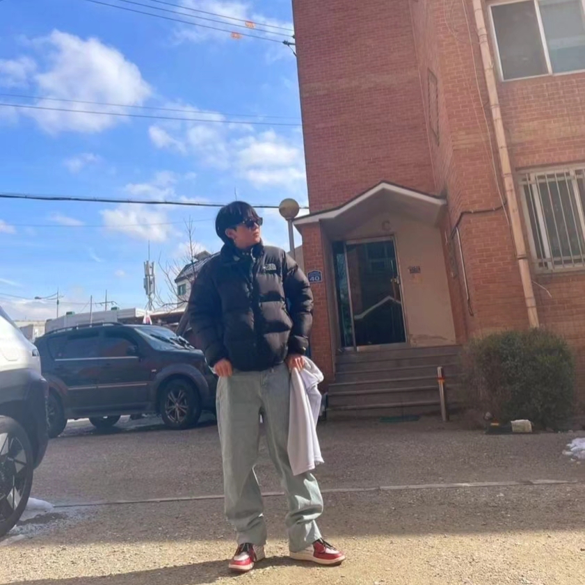 Jordan 1 x Off-White Retro High Chicago The Ten, The North Face 1996 Eco Nuptse Jacket Black 착용 스타일 - 1
