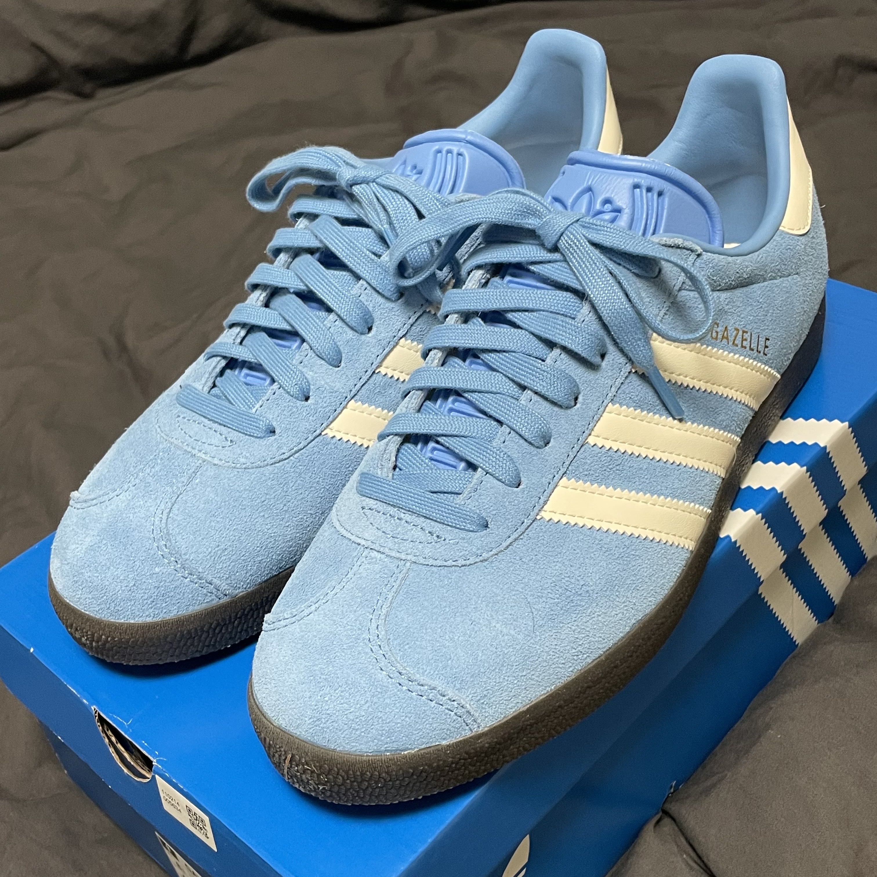Adidas Gazelle Gold Metallic Chalk White Gum 착용 스타일