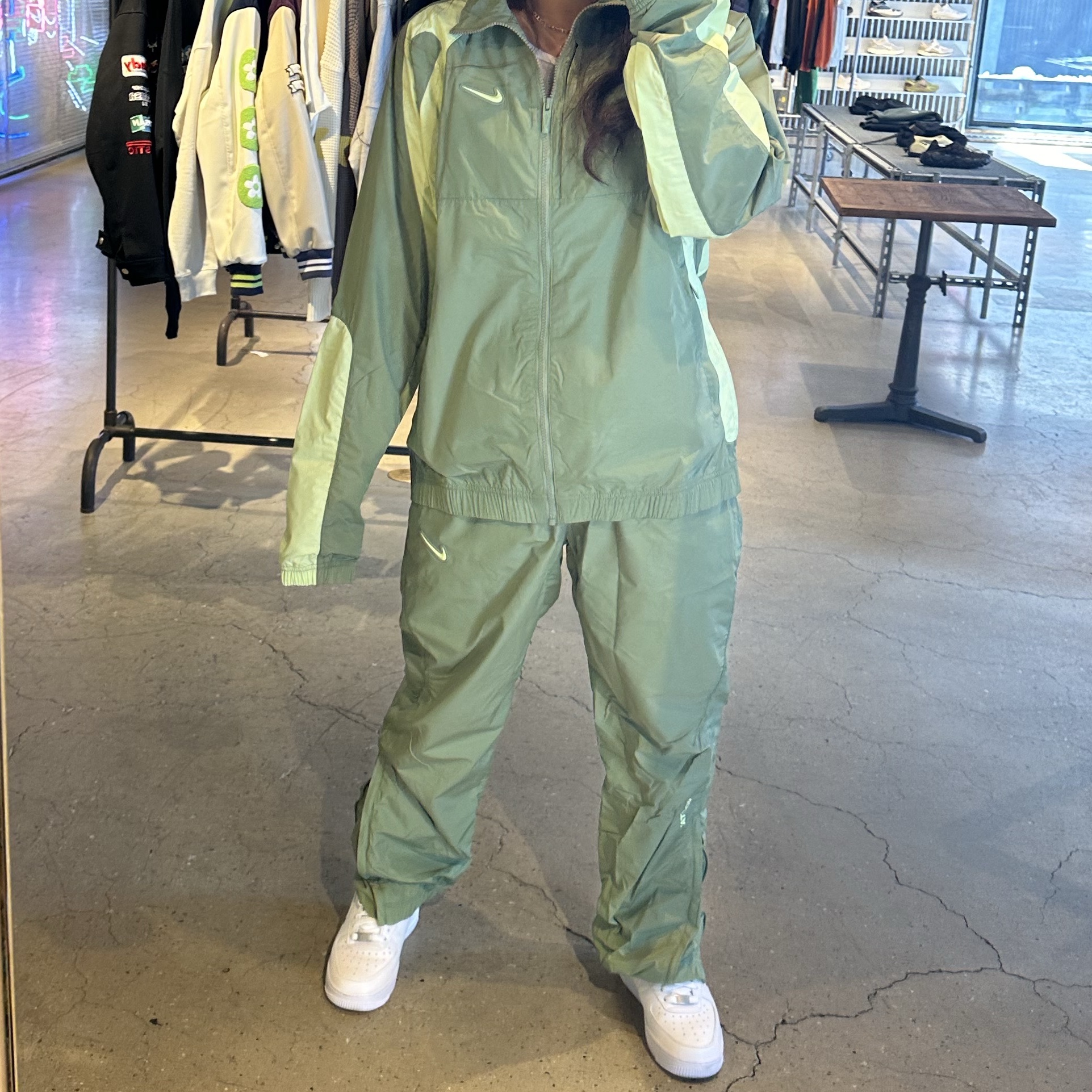 Nike x Drake Nocta Woven Track Pants Oil Green (FN7668-386), Nike x Drake Nocta Nylon Track Jacket Oil Green (FN7666-386) 착용 스타일 - 4