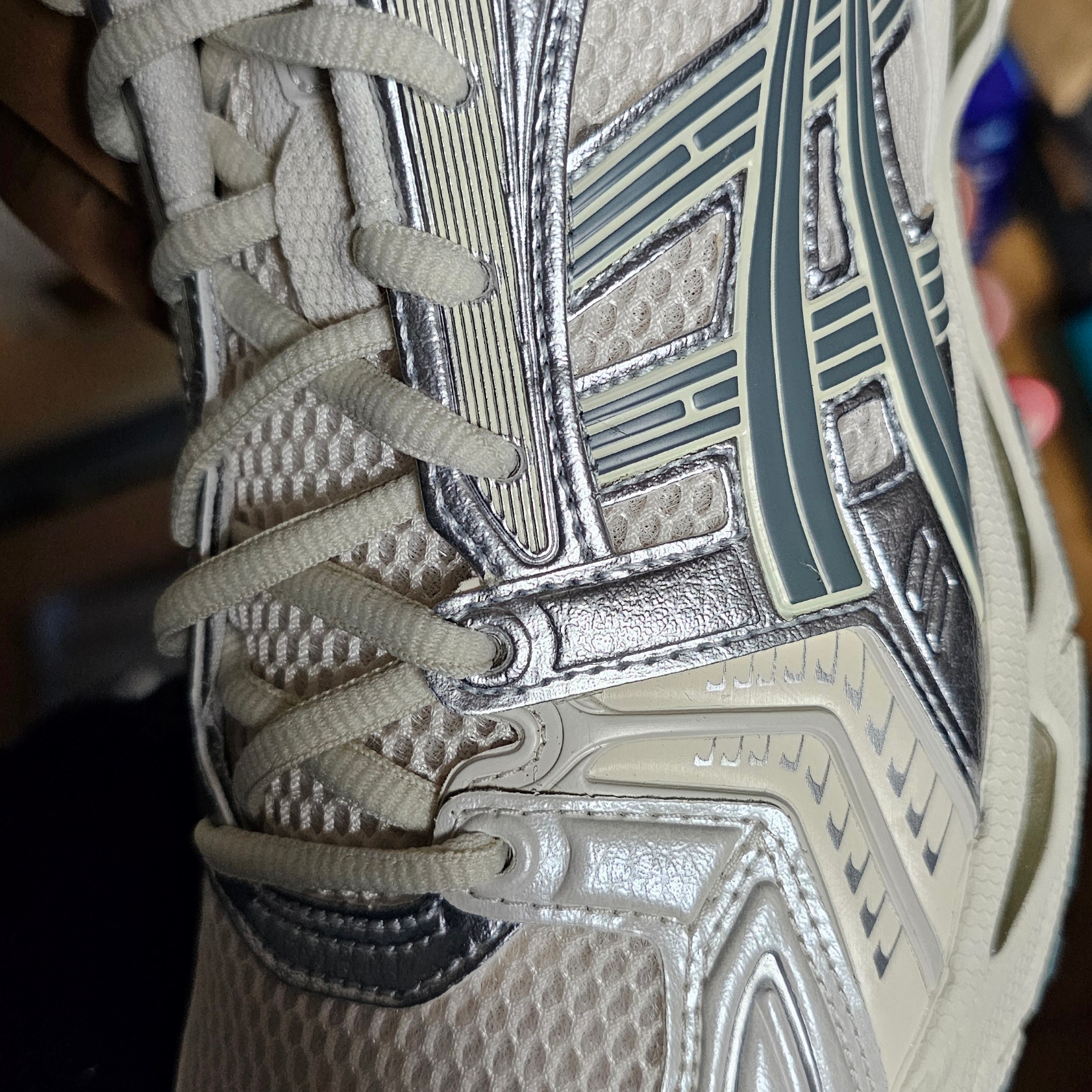 Asics Gel-Kayano 14 Birch Dark Pewter 착용 스타일