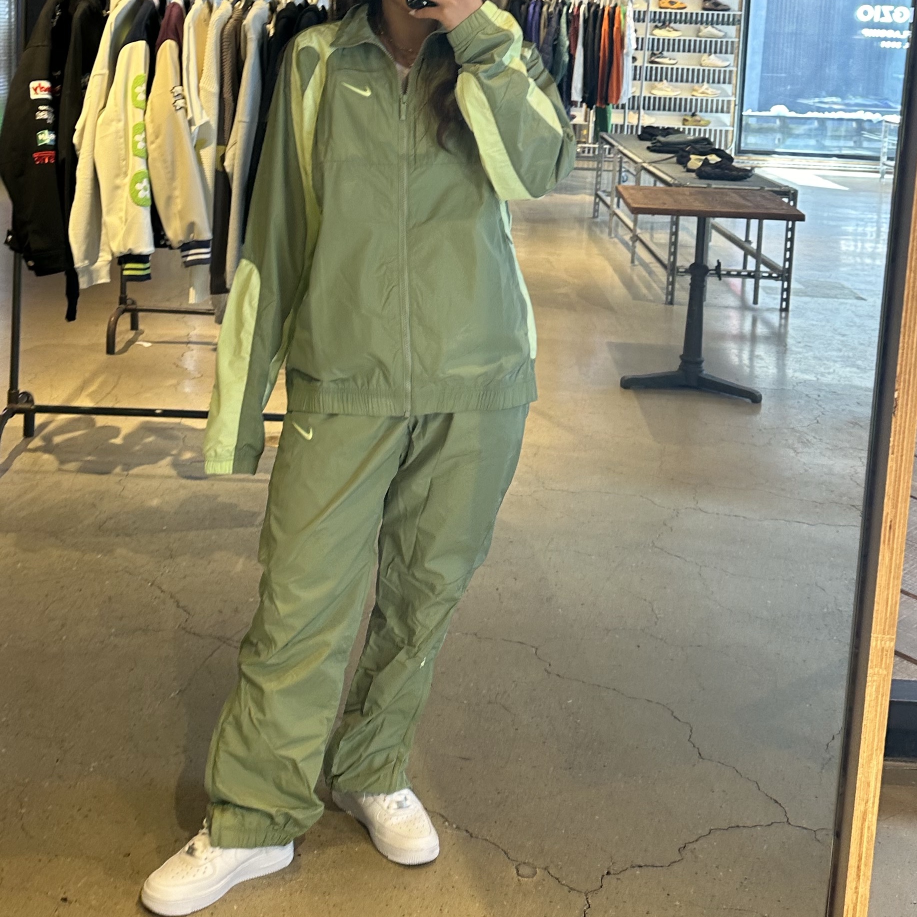 Nike x Drake Nocta Woven Track Pants Oil Green (FN7668-386), Nike x Drake Nocta Nylon Track Jacket Oil Green (FN7666-386) 착용 스타일 - 1