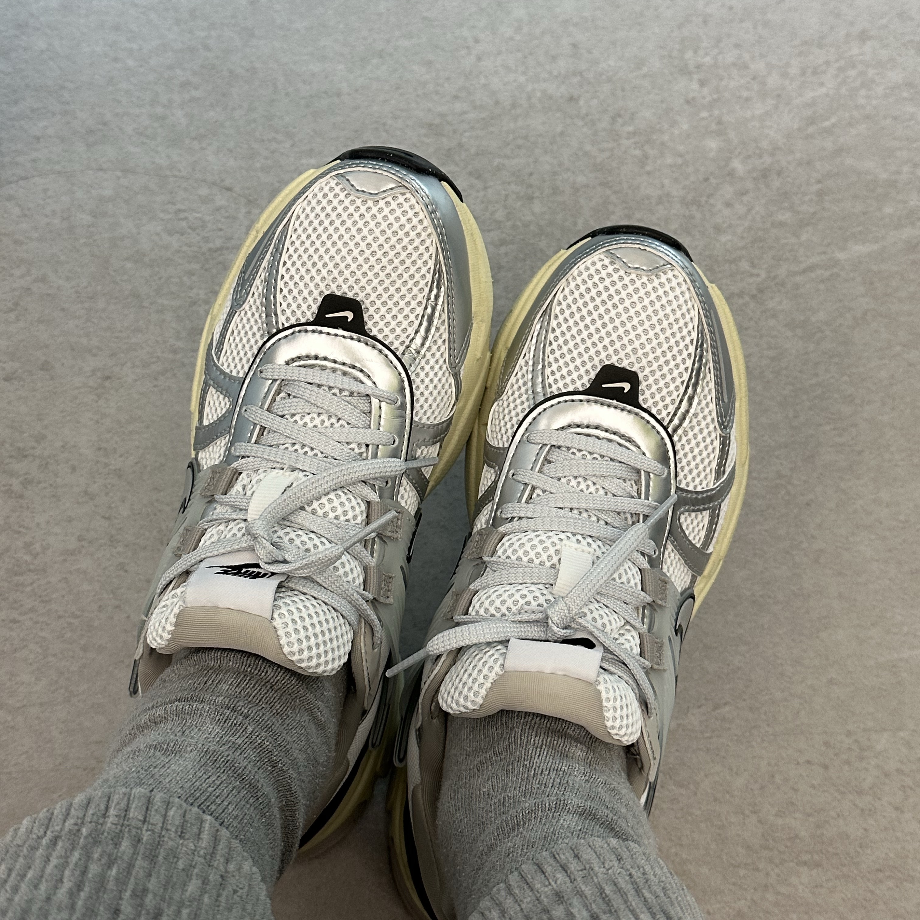 Nike V2K Run Summit White Metallic Silver 착용 스타일 - 2