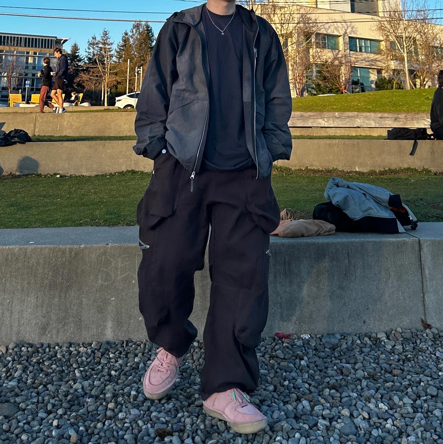 Stussy Wave Dye Beach Shell Jacket Black, Jacquemus Le ChouChou Le Cargo Croissant Soft Cargo Pants Dark Brown 착용 스타일 - 1
