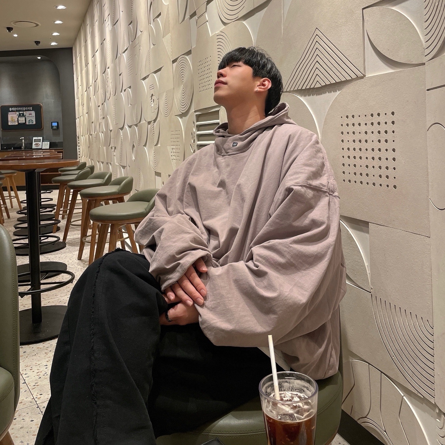 Yeezy Gap Engineered By Balenciaga Padded Hoodie Beige 착용 스타일