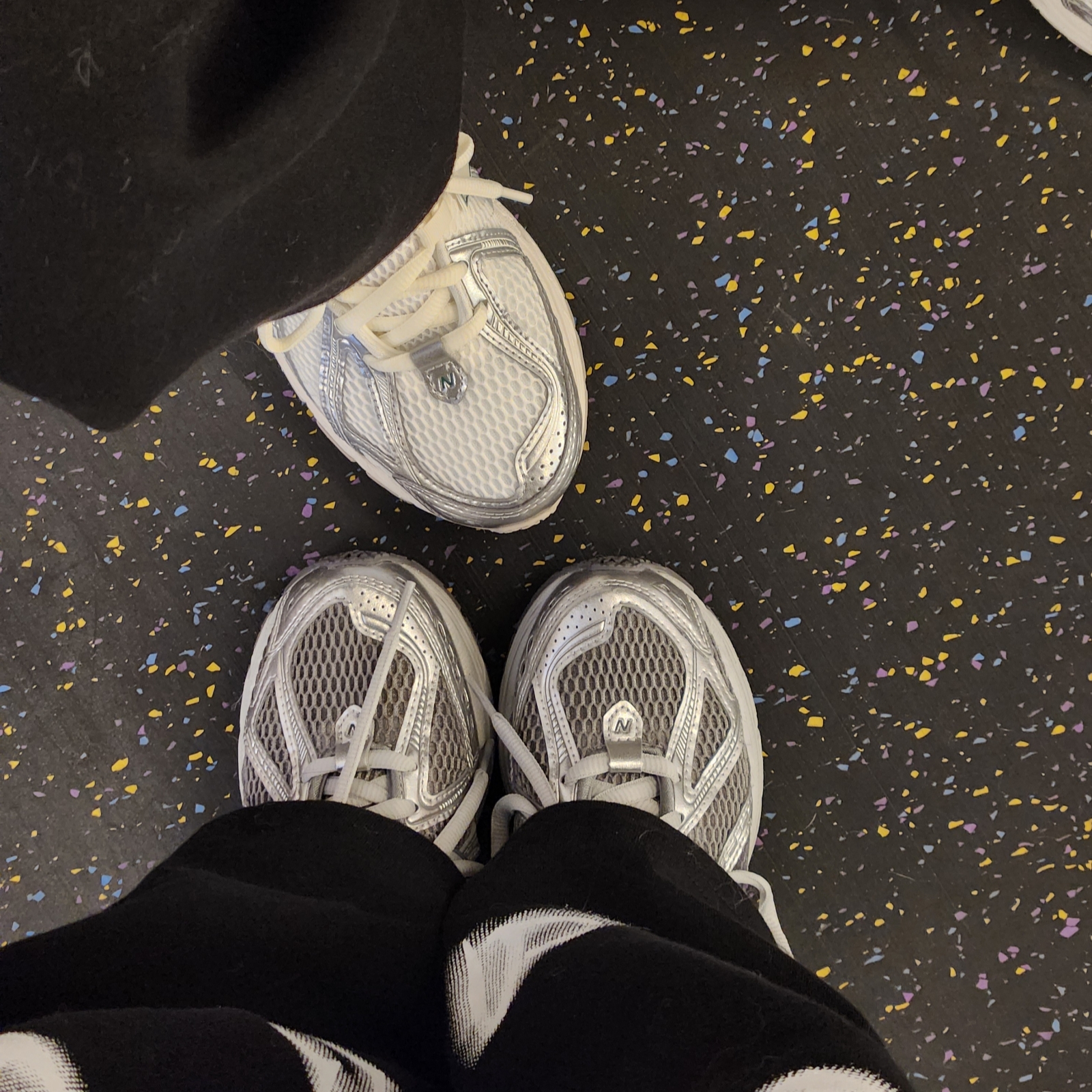 New Balance 1906R Harbor Grey Silver Metalic, New Balance 1906R Silver Metallic Sea Salt 착용 스타일 - 1