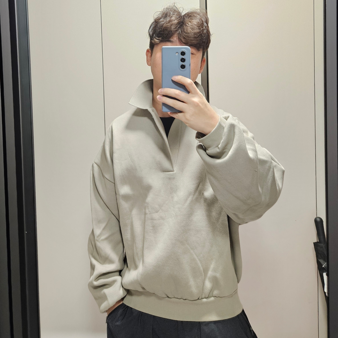 Essentials Longsleeve Polo Dark Heather Oatmeal - 24SS, Essentials Longsleeve Polo Ink - 24SS 착용 스타일 - 2