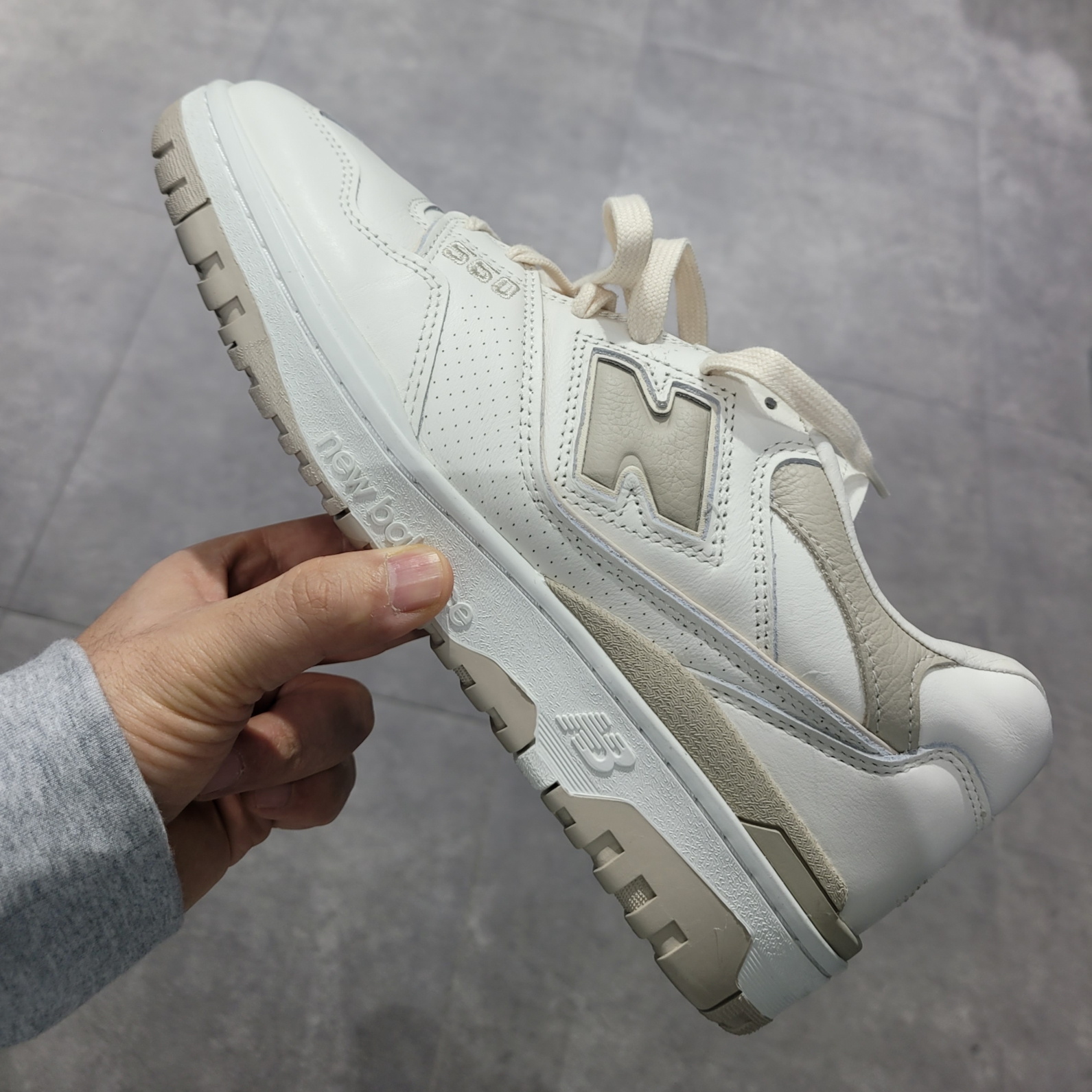 New Balance 550 Sea Salt Beige - 2E Wide, (W) New Balance 550 White Pistachio - B Standard 착용 스타일 - 1