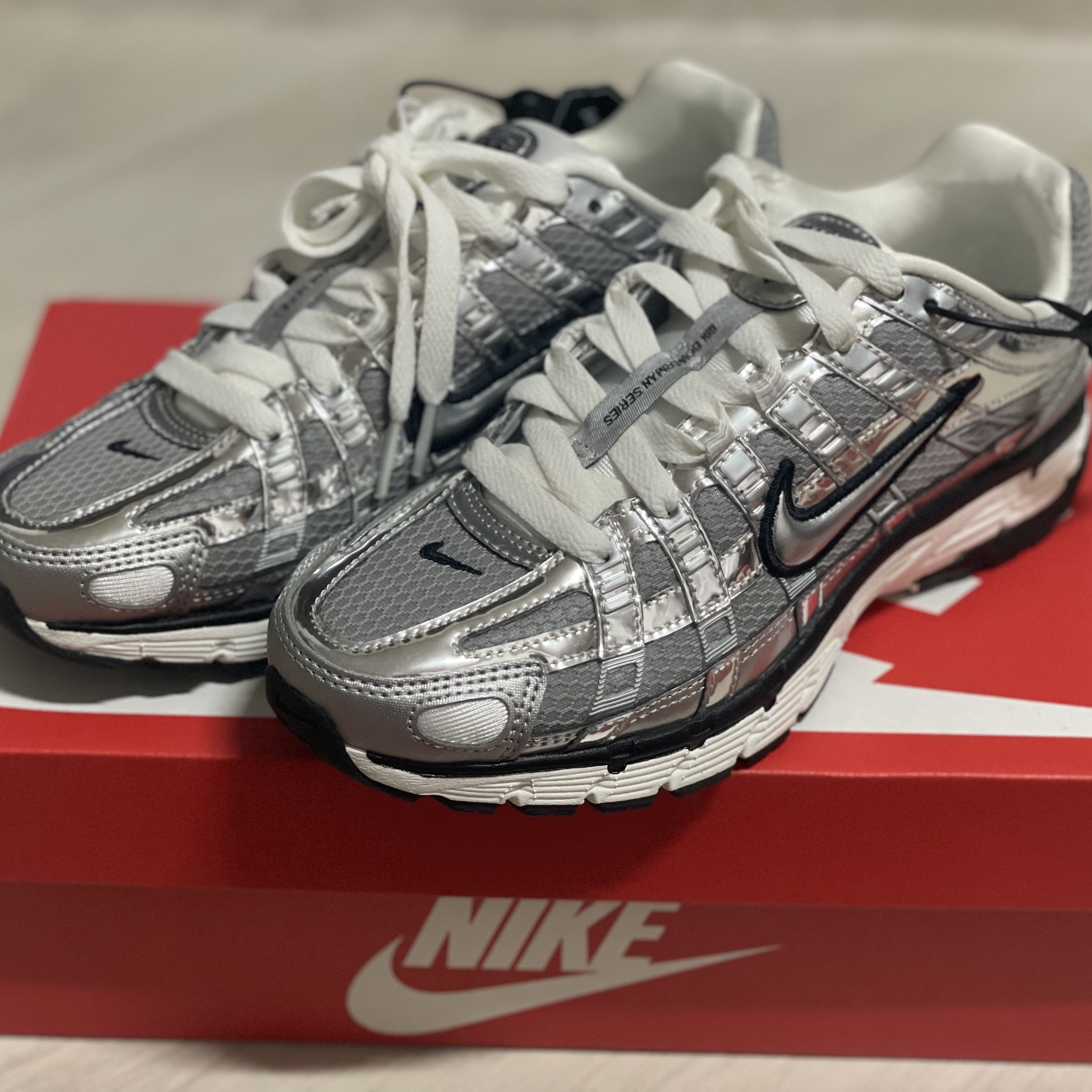 Nike P-6000 Metallic Silver 착용 스타일