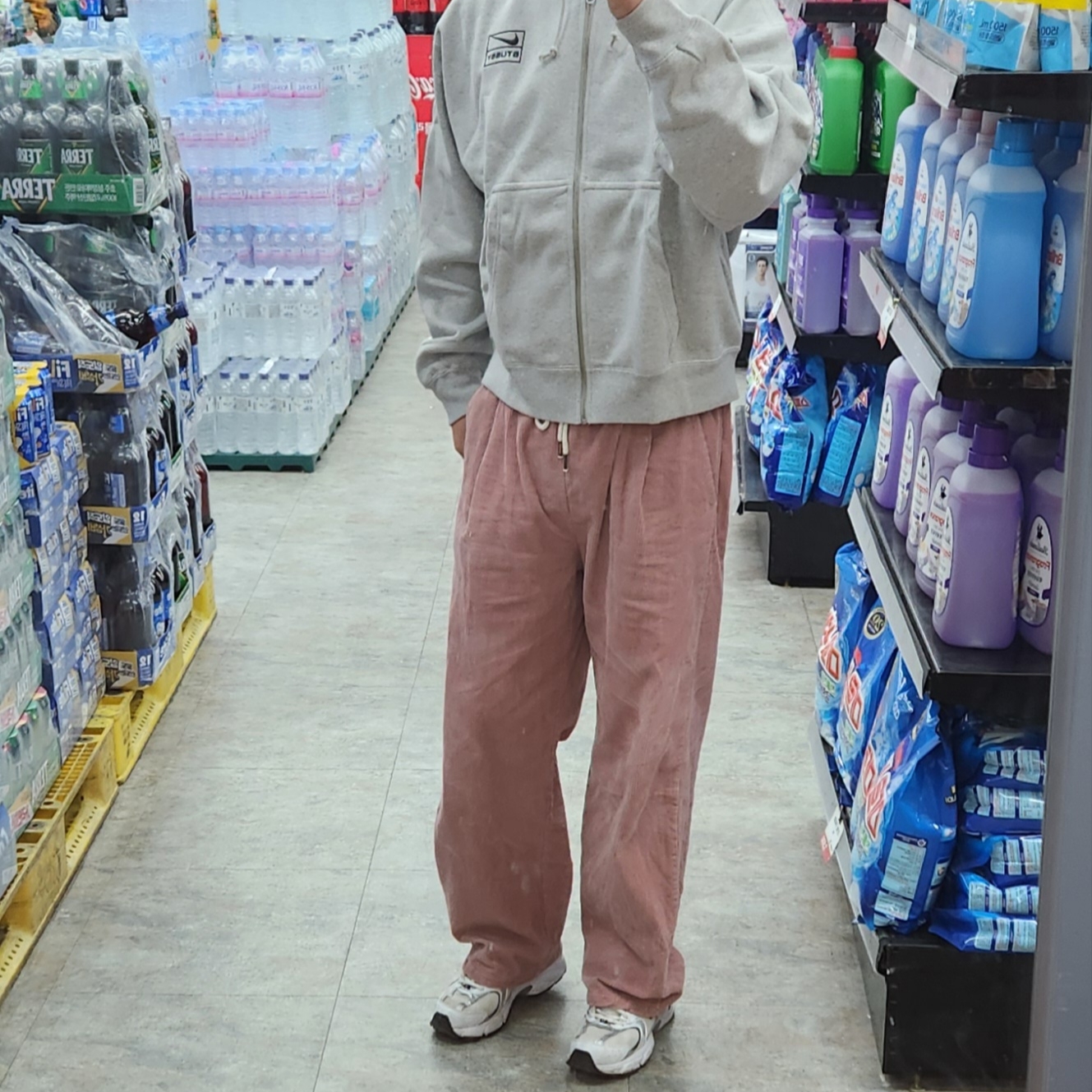 Nike x Stussy Full Zip Fleece Hoodie Grey Heather (FJ9181-050), New Balance 530 White 착용 스타일 - 2