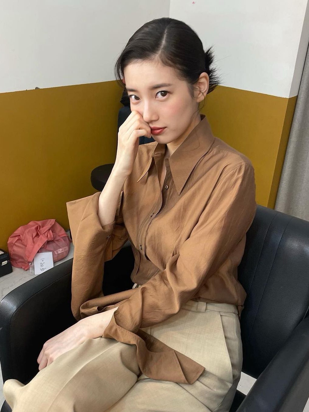 AMI de Coeur Tone-On-Tone Oxford Button Down Shirt Pale Pink, Amomento Wool Shirts Brown 착용 스타일 - 3