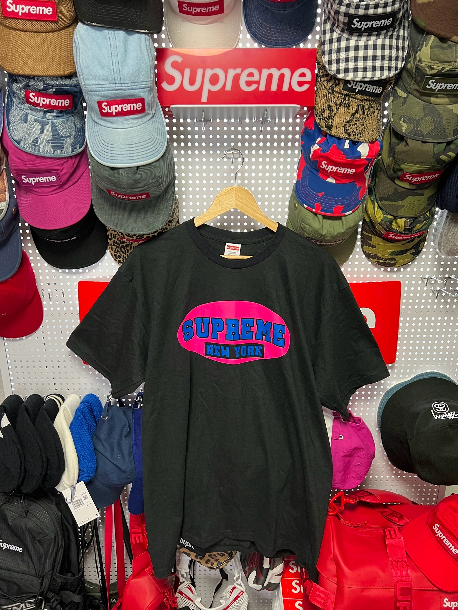Supreme New York T-Shirt Black - 23SS 착용 스타일