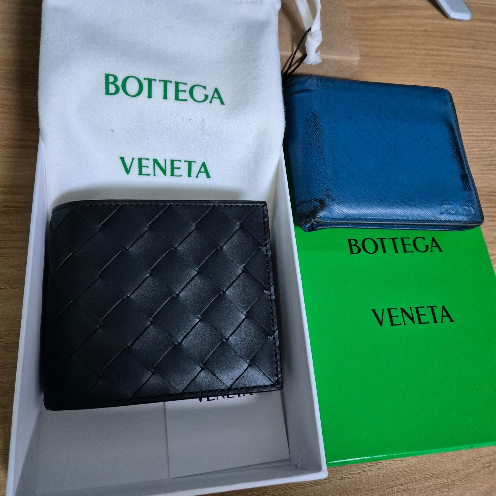 Bottega Veneta Bi-Fold Wallet Black 착용 스타일