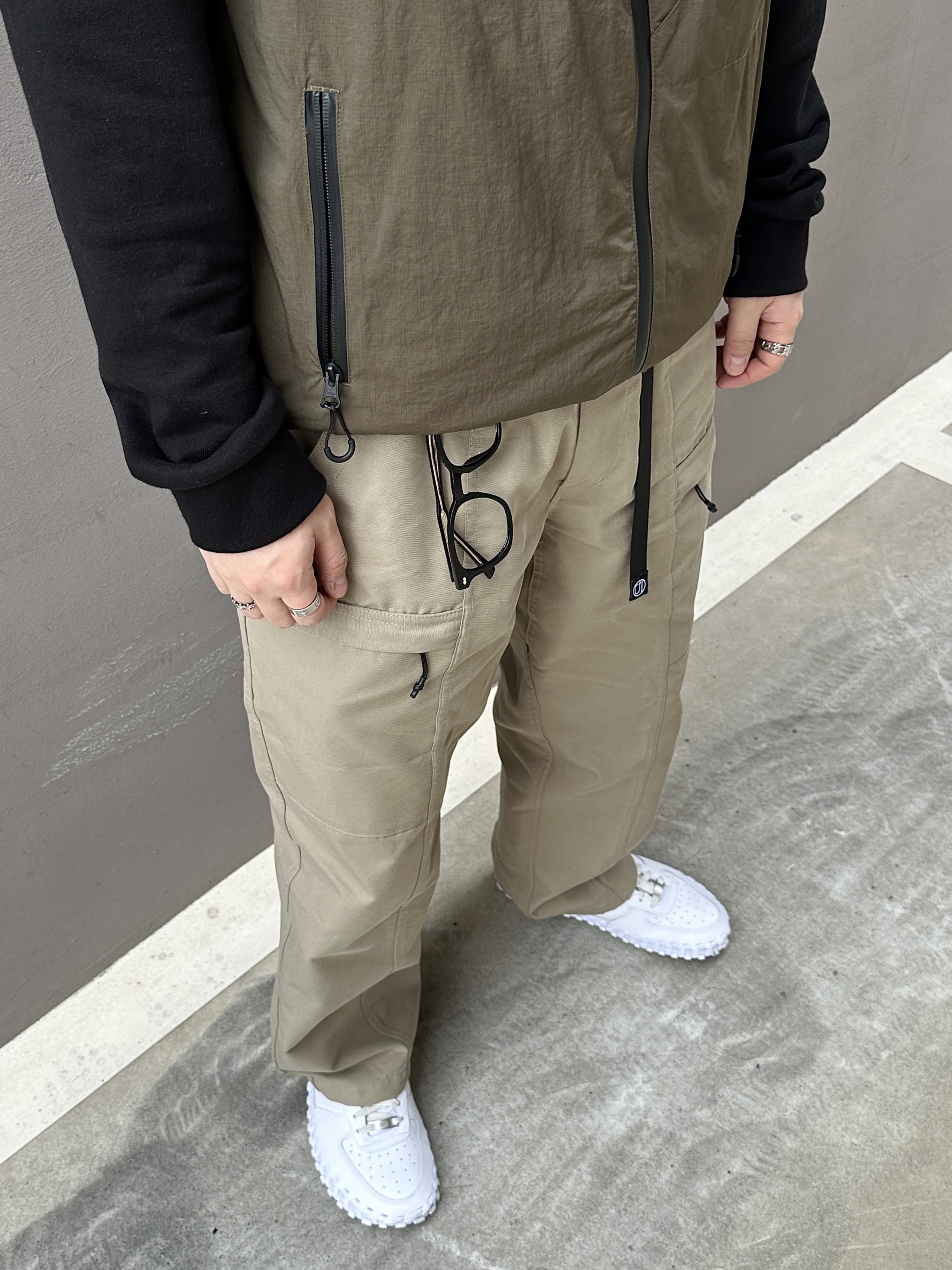 Nike x Jacquemus J Force 1 Low LX SP White, [KREAM 단독] Safarispot Basic Safari Hoodie Black 착용 스타일 - 4