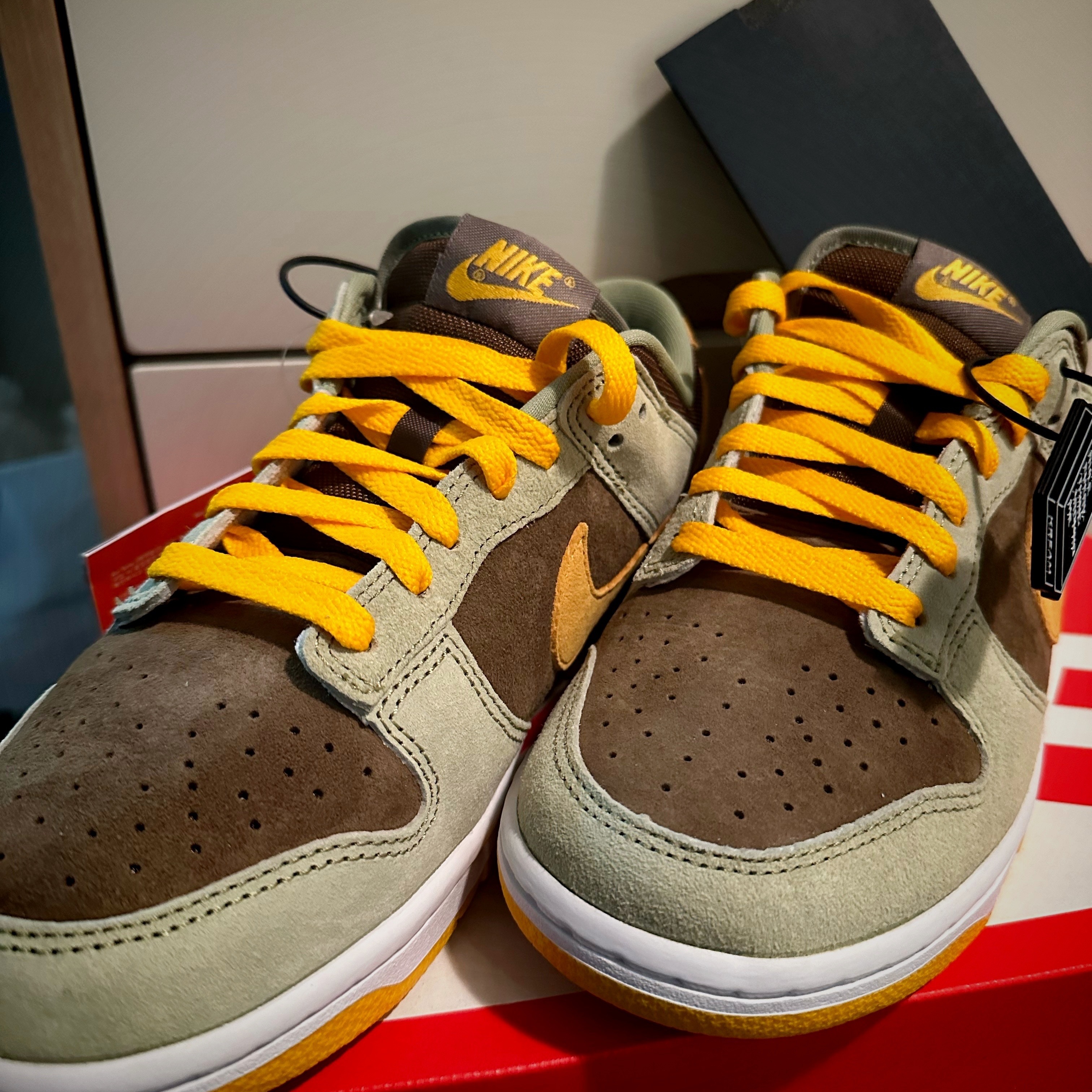 Nike Dunk Low SE Dusty Olive 착용 스타일 - 1
