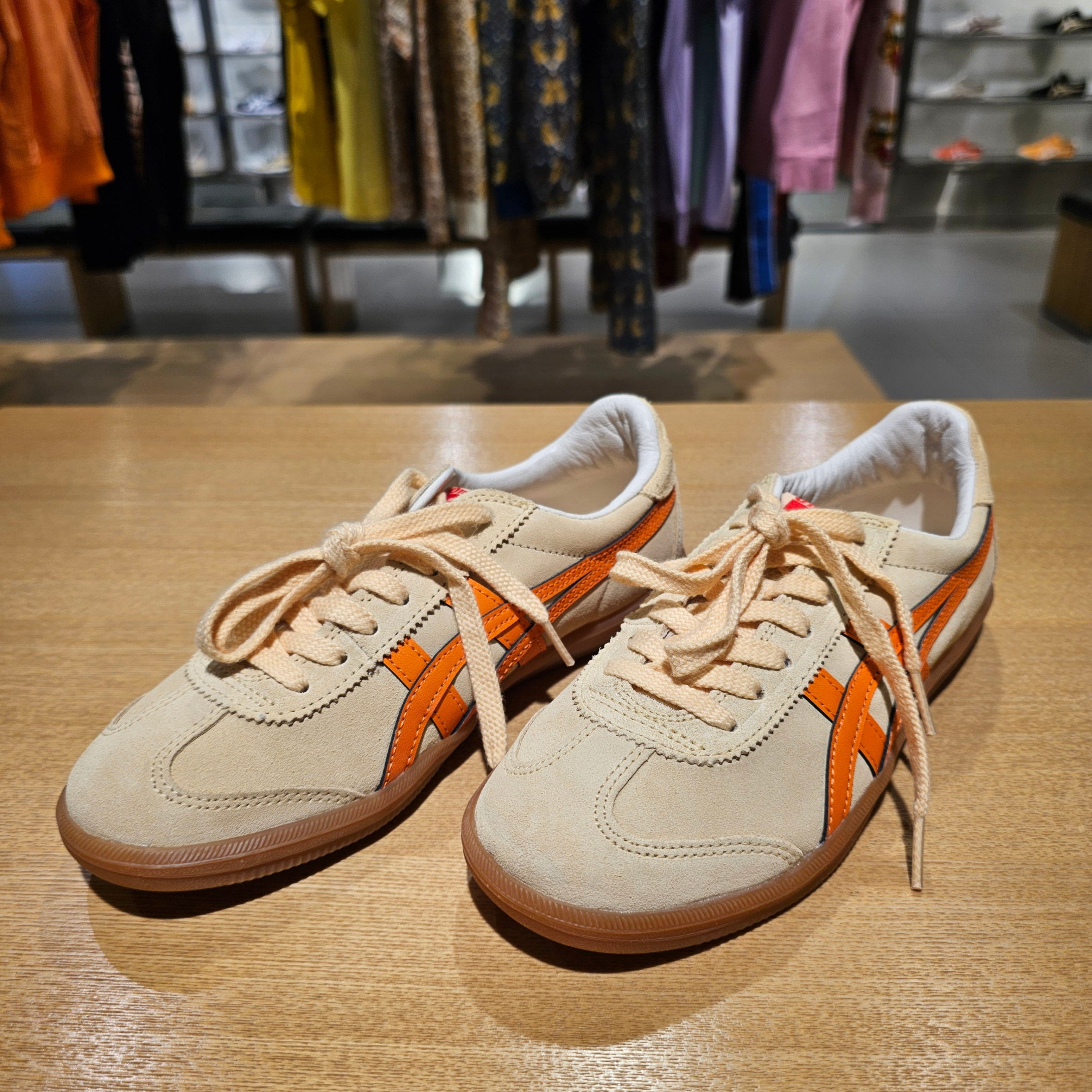 Onitsuka Tiger Tokuten Banana Milk Habanero 착용 스타일 - 2