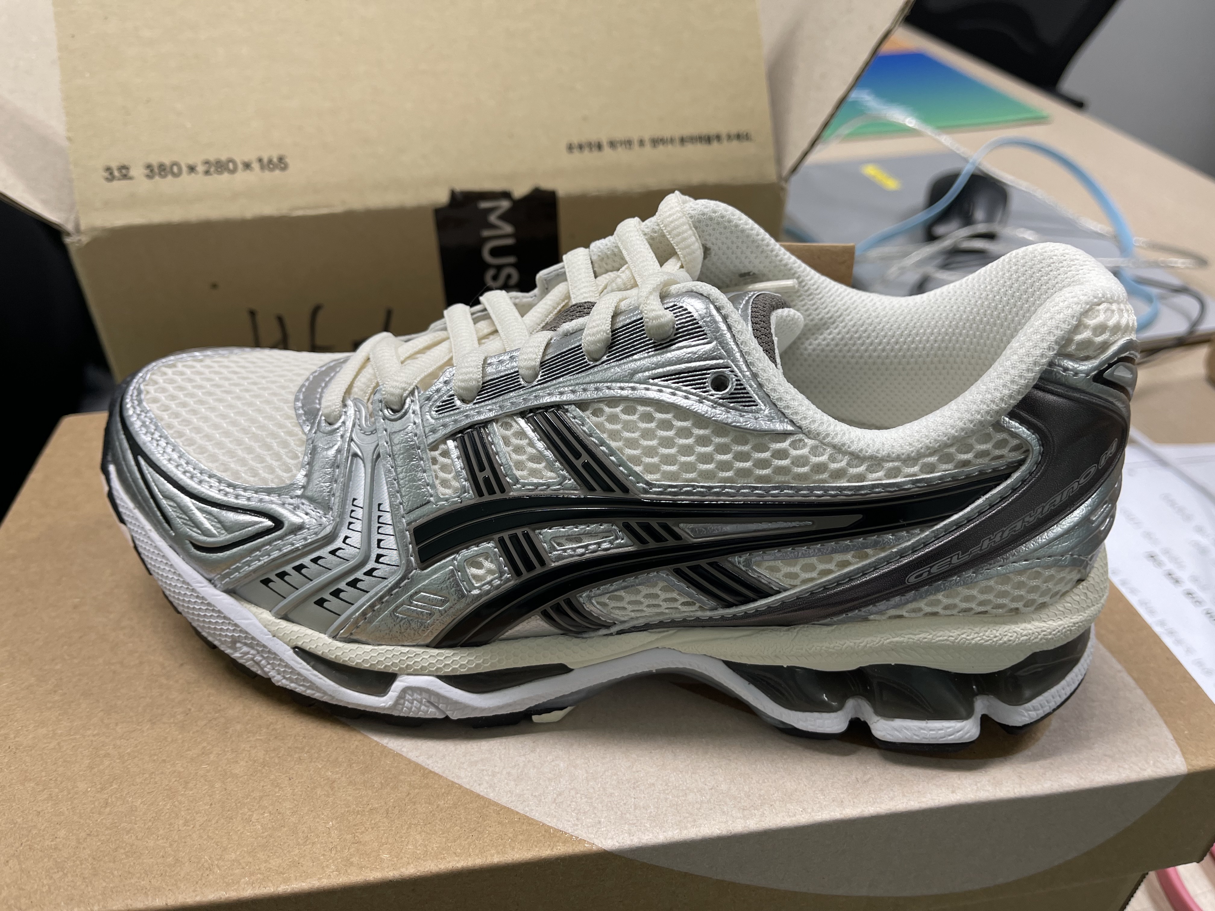 Asics Gel-Kayano 14 Cream Black 착용 스타일