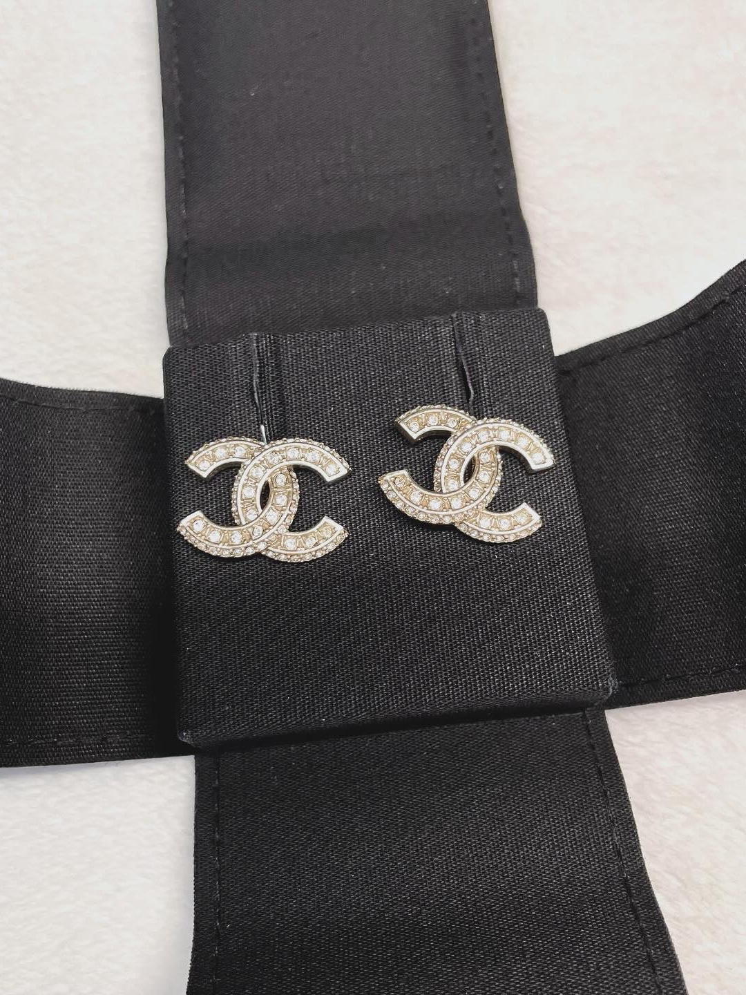 (W) Chanel Earrings Metal Diamantes & Gold Crystal 착용 스타일 - 1