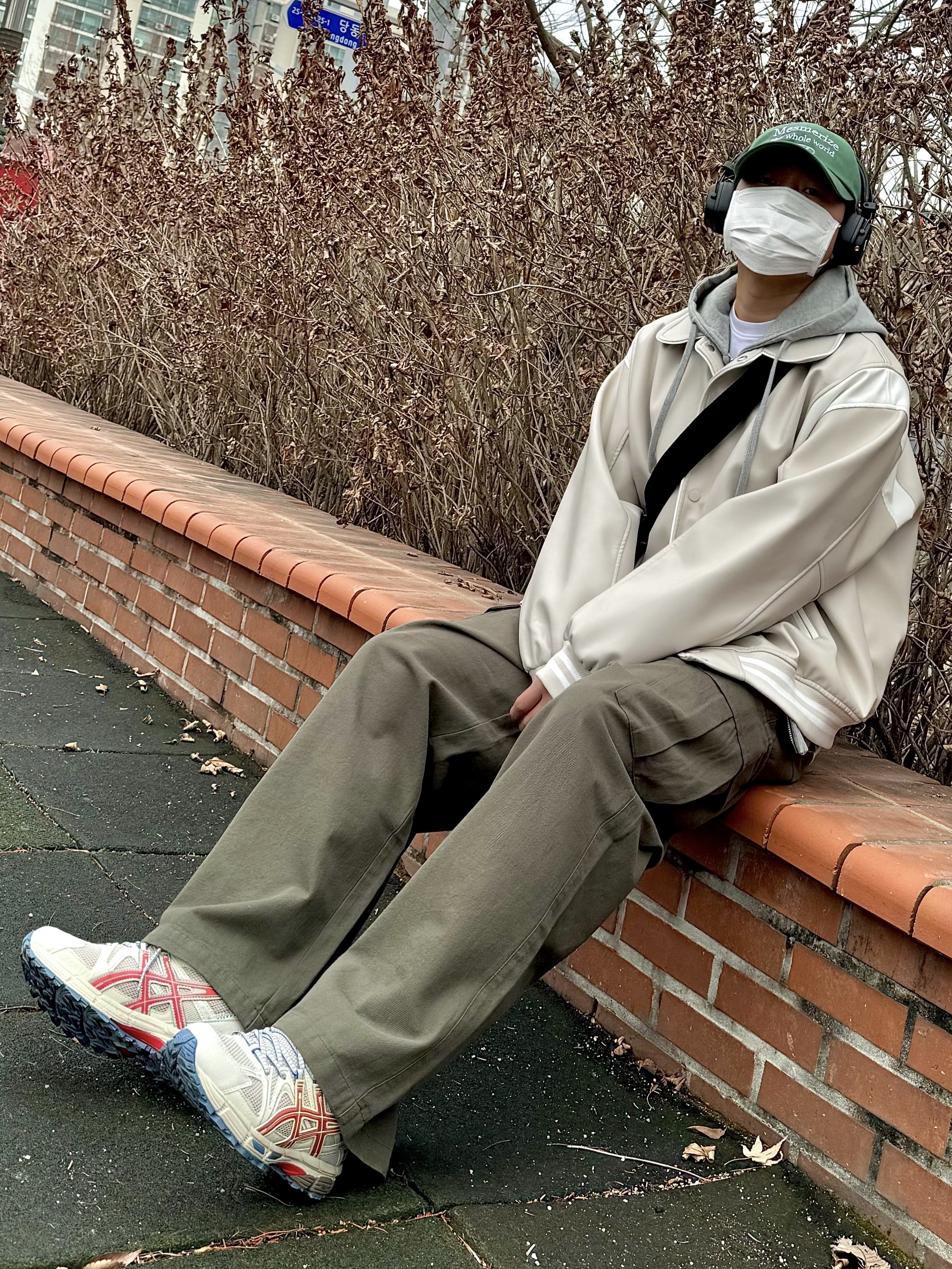 Asics Gel-Kahana 8 Putty Fiery Red 착용 스타일 - 2