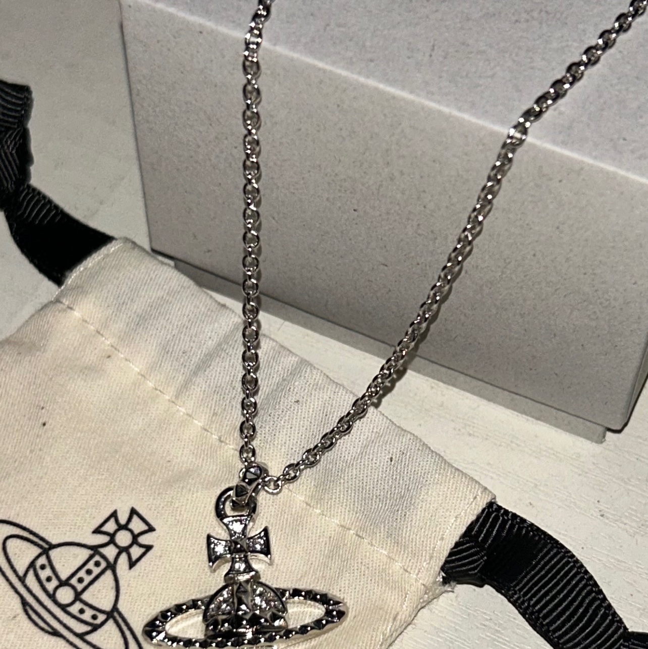 Vivienne Westwood Mayfair Bas Relief Pendant Silver 착용 스타일