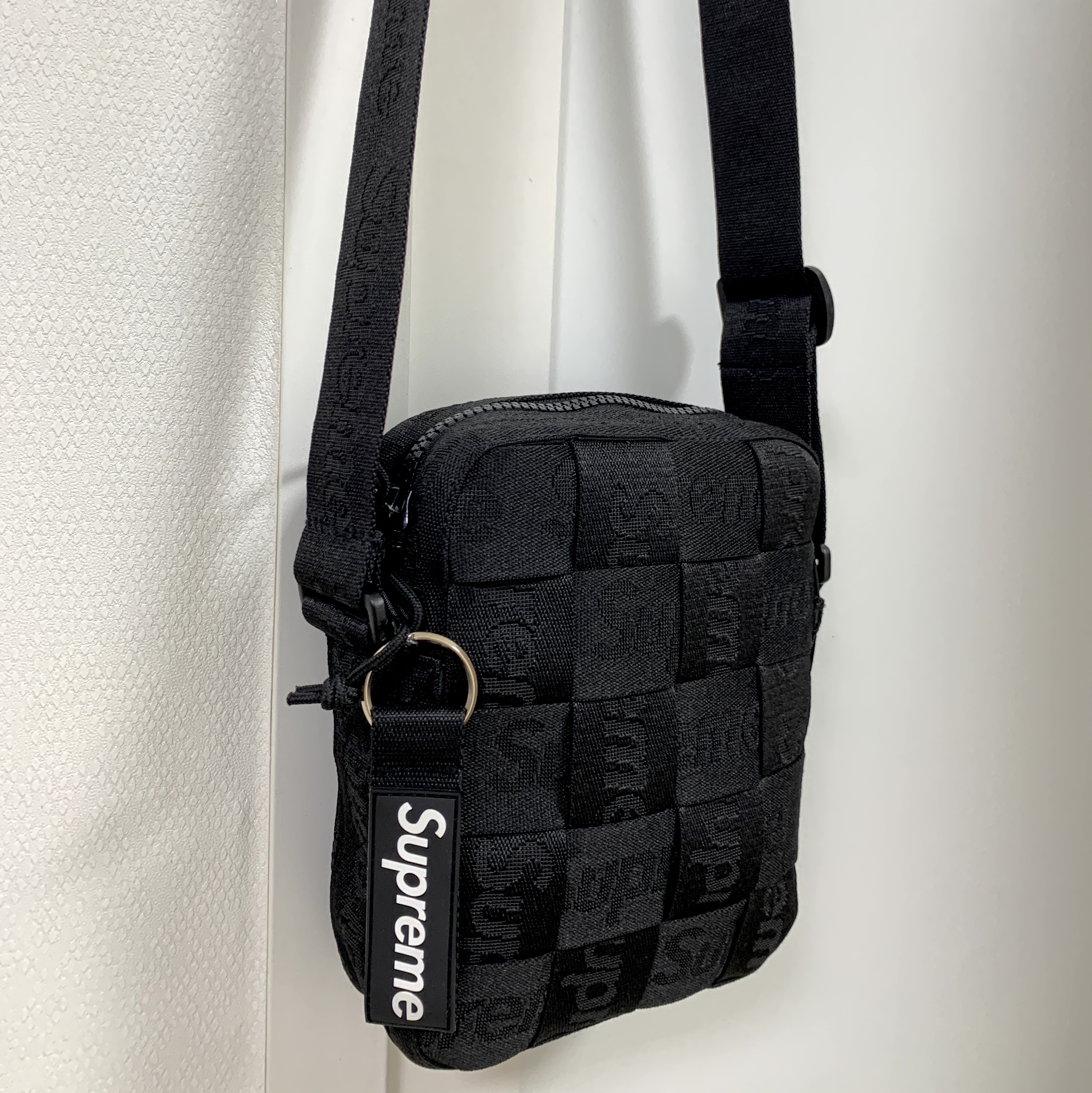 Supreme Woven Shoulder Bag Black - 23SS, Supreme Webbing Keychain Black - 23SS 착용 스타일