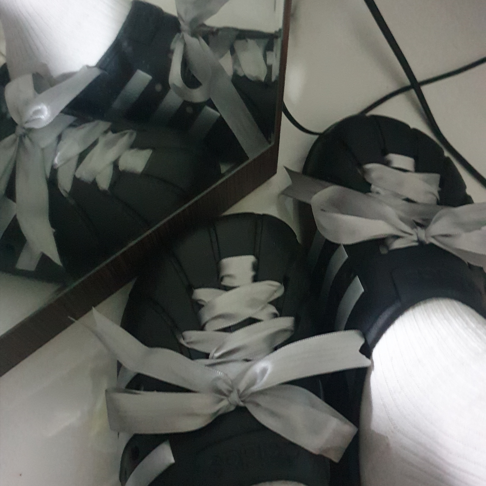 Adidas Adilette Clogs Core Black Silver Metallic 착용 스타일