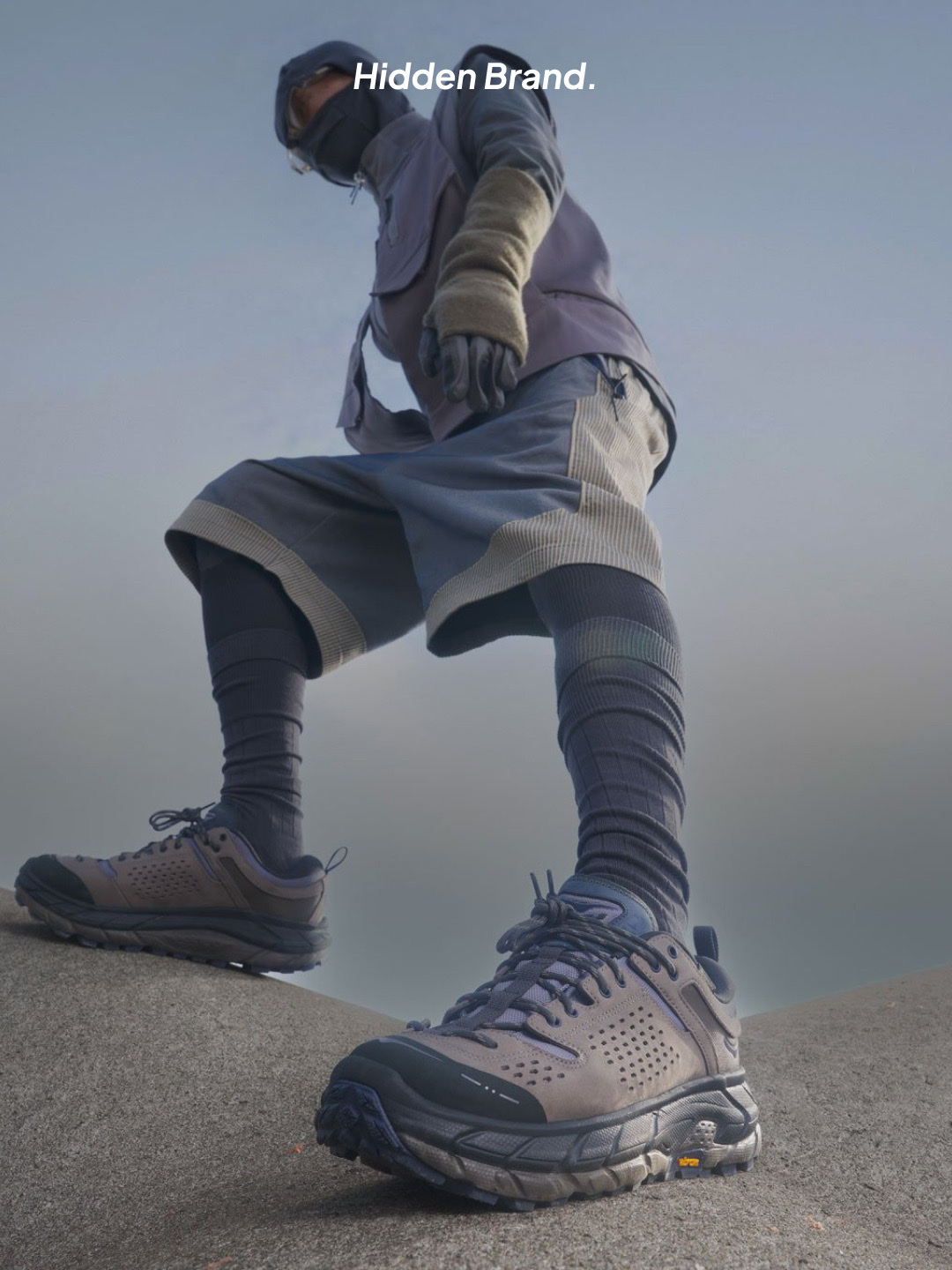 J.L-A.L Dewal Pants Dark Grey, Hoka x J.L-A.L Tor Ultra Low Desert Taupe Rock Ridge 착용 스타일 - 5