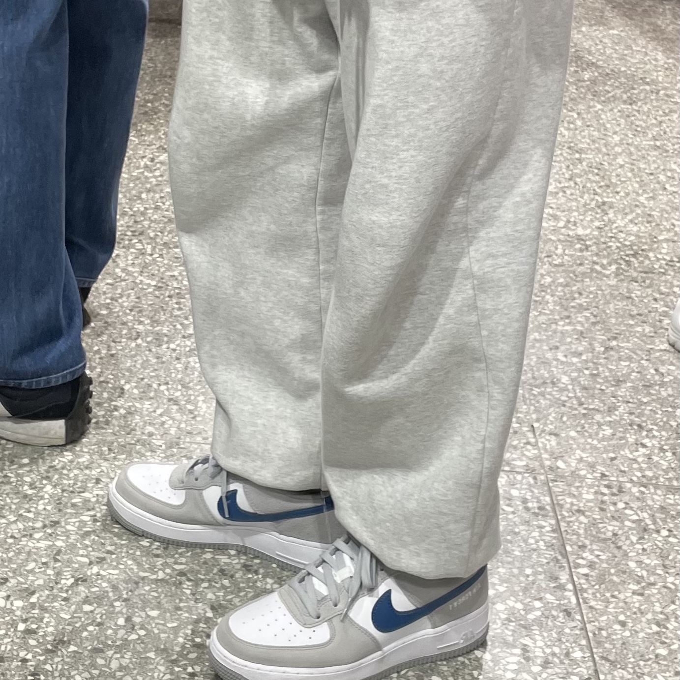 (GS) Nike Air Force 1 LV8 Athletic Club Light Smoke Grey Marina 착용 스타일