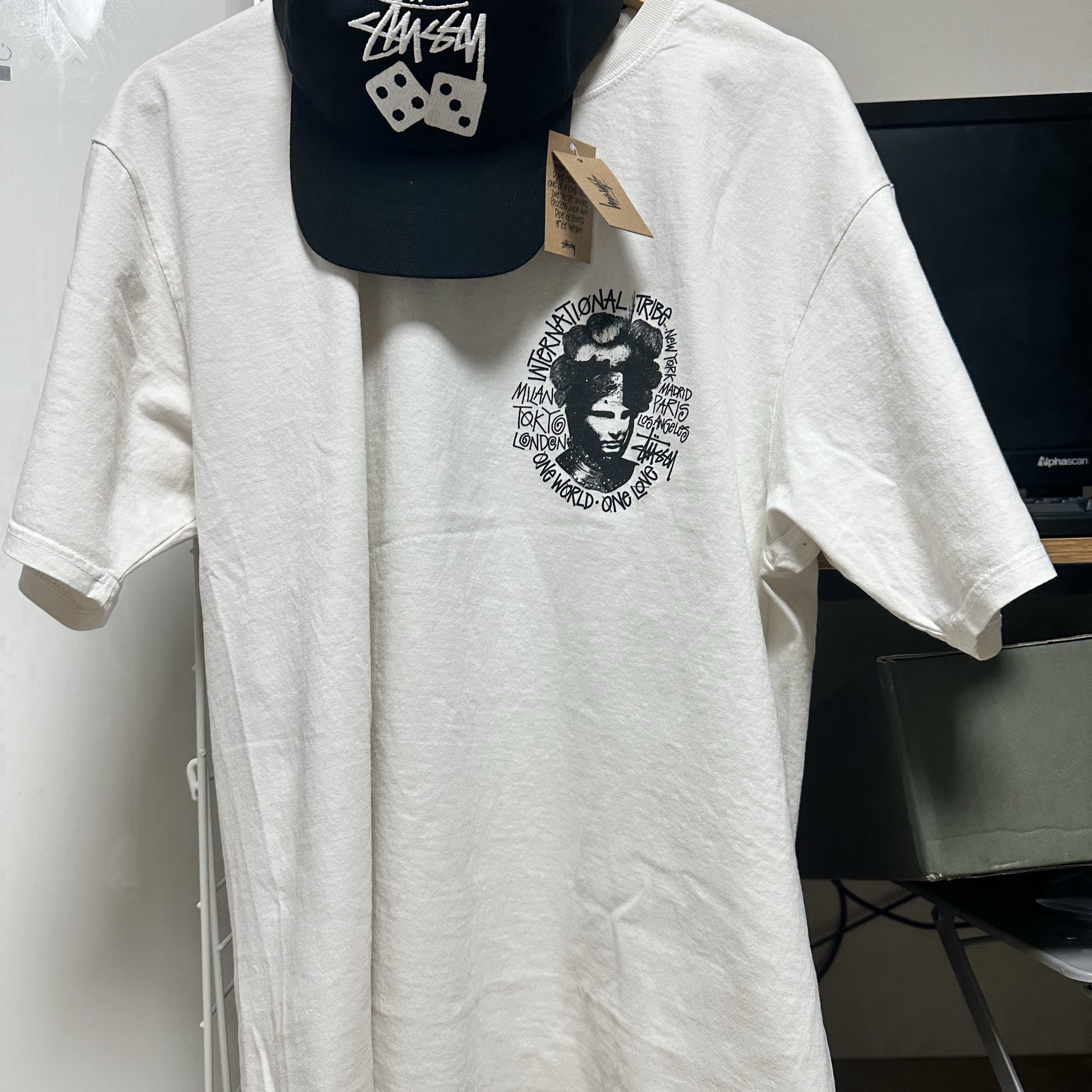 Stussy Camelot Pigment Dyed T-Shirt Natural, Stussy Low Profile Stock Dice Snapback Black 착용 스타일