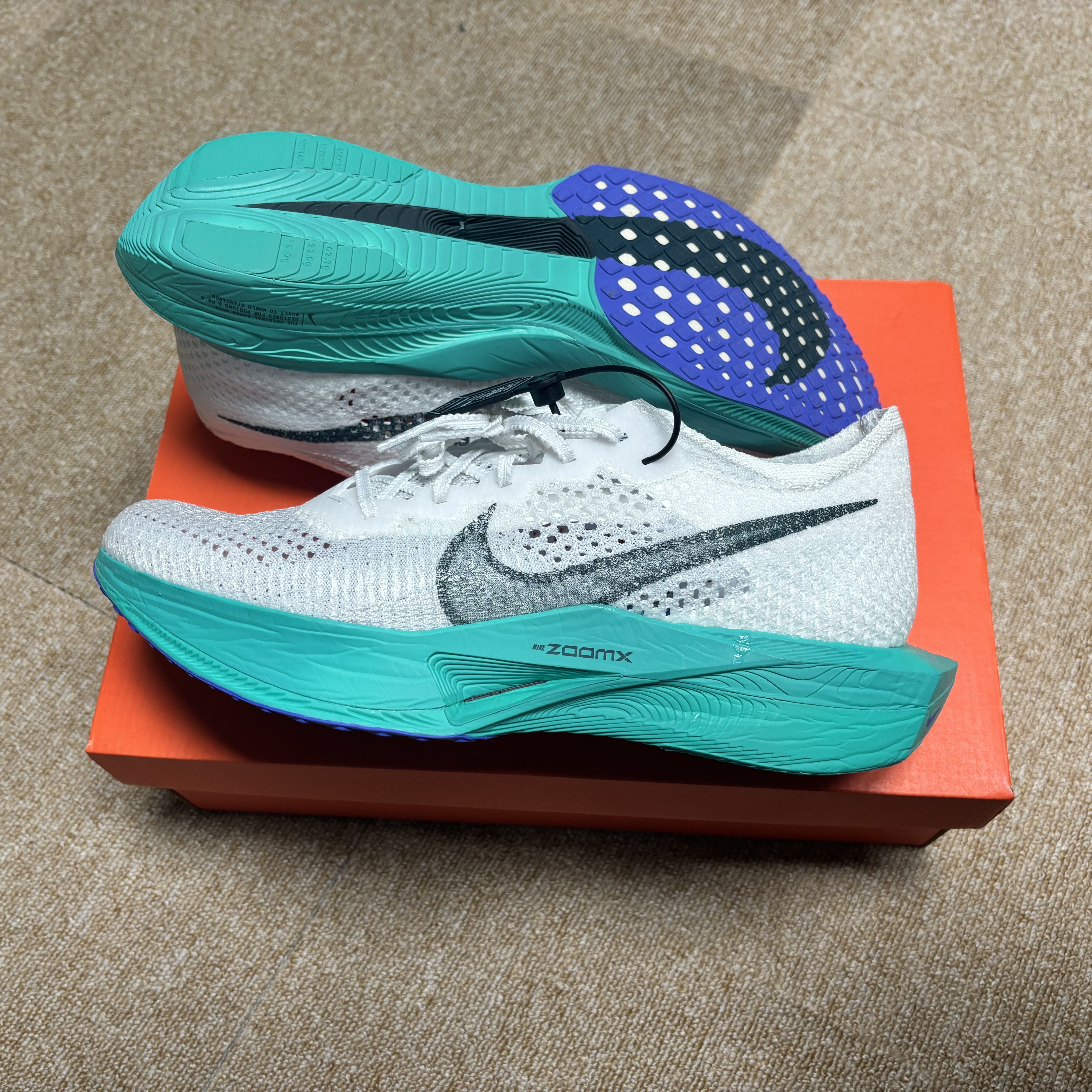 Nike ZoomX Vaporfly Next% 3 White Deep Jungle 착용 스타일