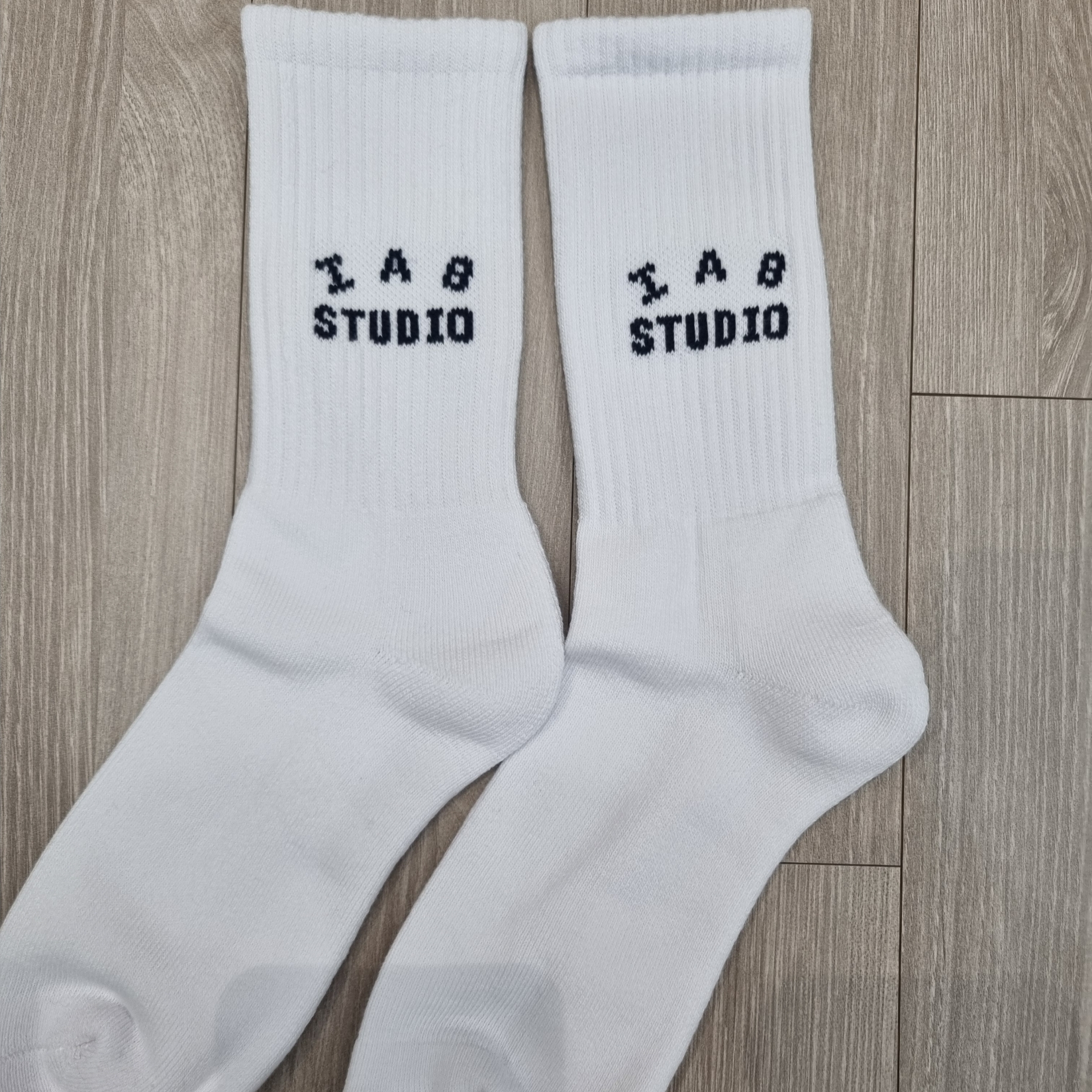 IAB Studio Socks White (5 Pack) 착용 스타일