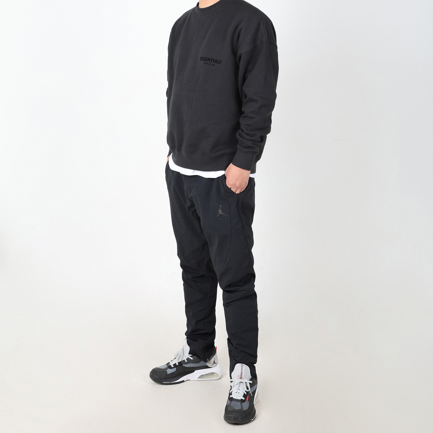 Essentials The Core Collection Crewneck Sweatshirt Stretch Limo, Jordan Air 200E SP Carbon Green and University Red 착용 스타일