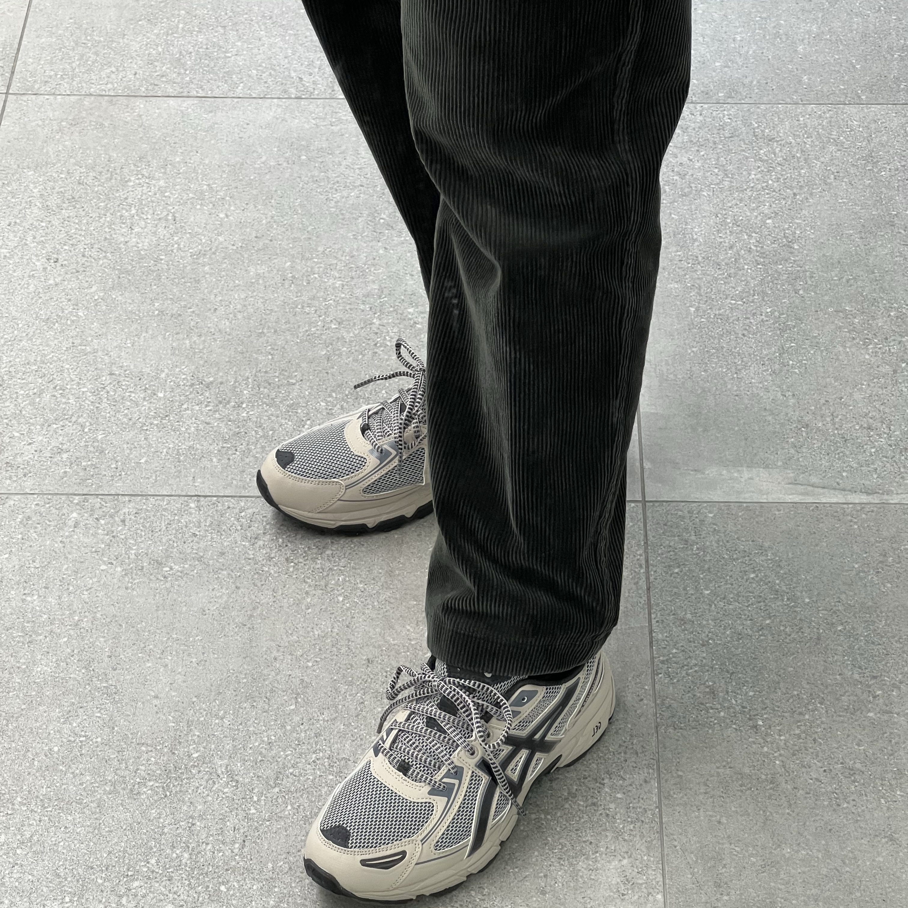 Asics Gel-Venture 6 Feather Grey Black 착용 스타일